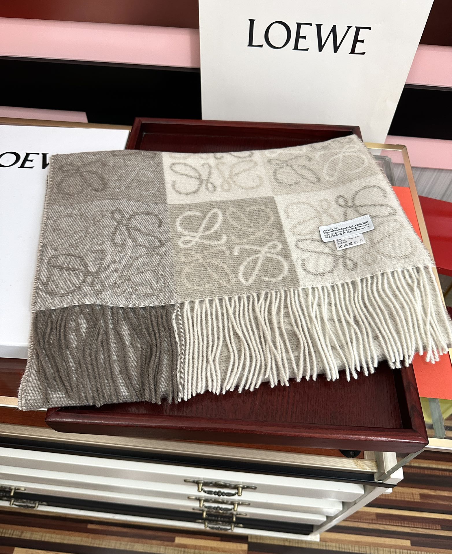 。罗意威【双色棋盘格长巾】很幸運拿到這個品牌的東西真的不多見[强]很少在國內做訂單，款式真的少的可怜[礼