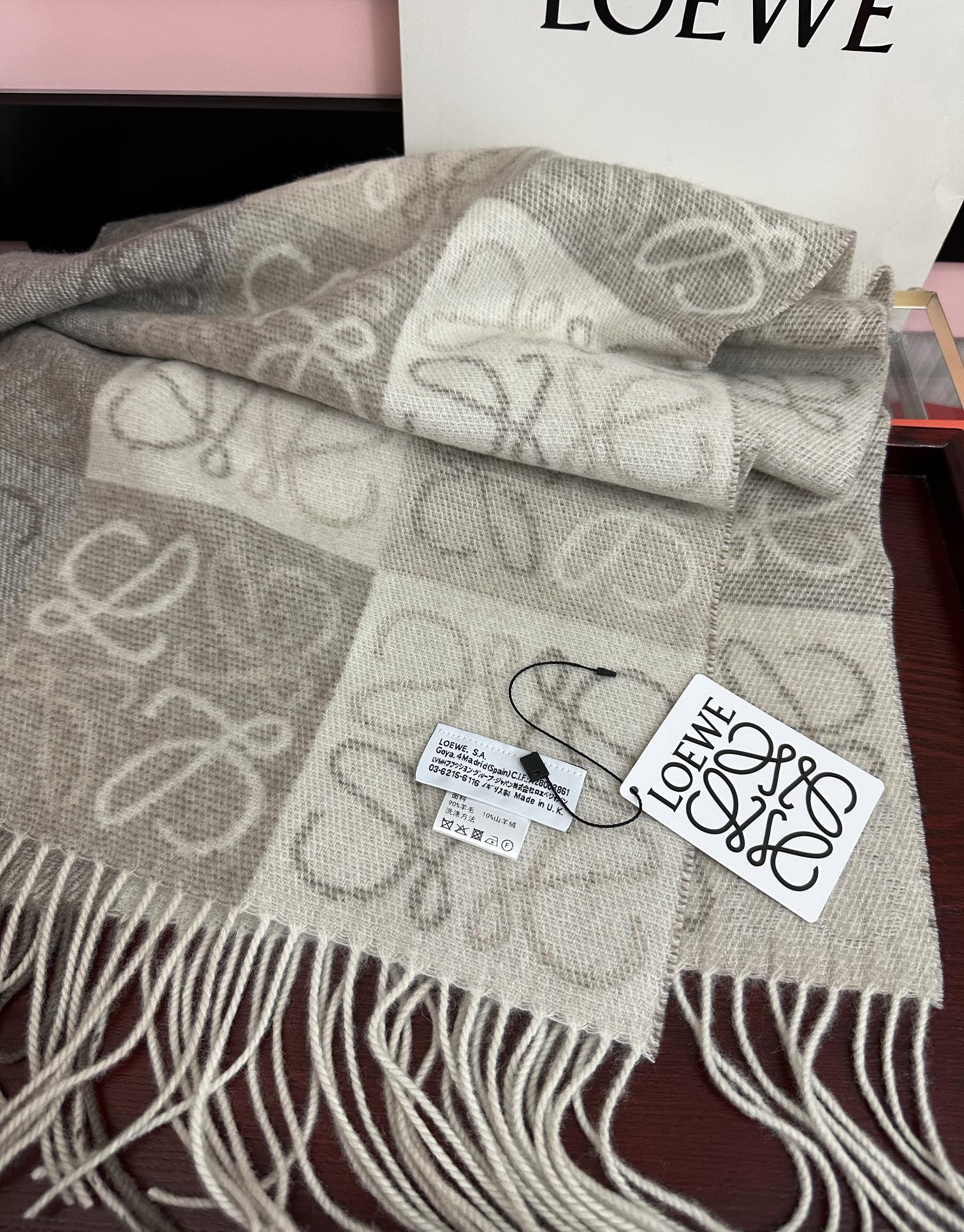 。罗意威【双色棋盘格长巾】很幸運拿到這個品牌的東西真的不多見[强]很少在國內做訂單，款式真的少的可怜[礼