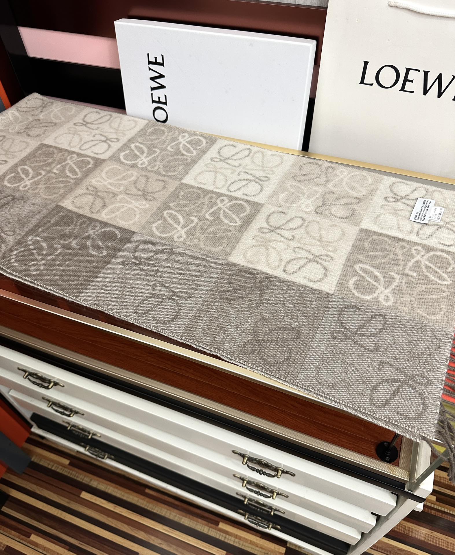 。罗意威【双色棋盘格长巾】很幸運拿到這個品牌的東西真的不多見[强]很少在國內做訂單，款式真的少的可怜[礼