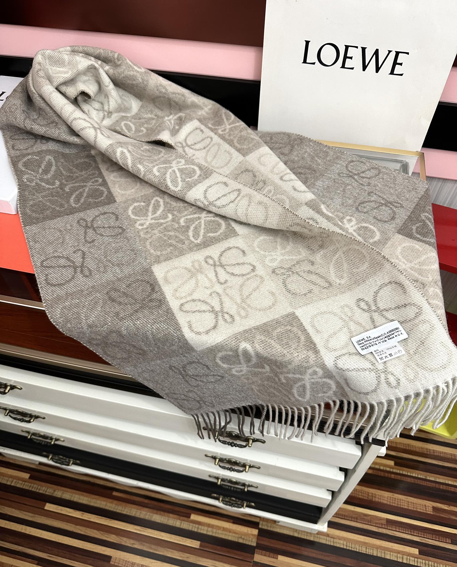 。罗意威【双色棋盘格长巾】很幸運拿到這個品牌的東西真的不多見[强]很少在國內做訂單，款式真的少的可怜[礼