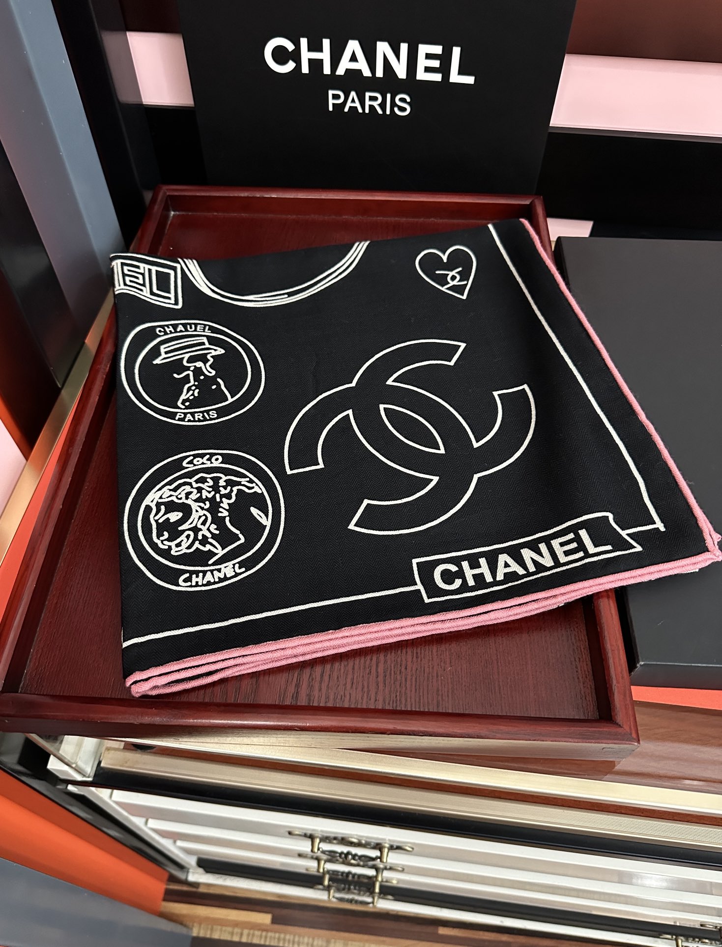 上新。香奈儿 2025【双面同色】经典双鞋子🥿包包、帽子🎩图案~气质到骨子里[色]香奶奶新一季的面料超高