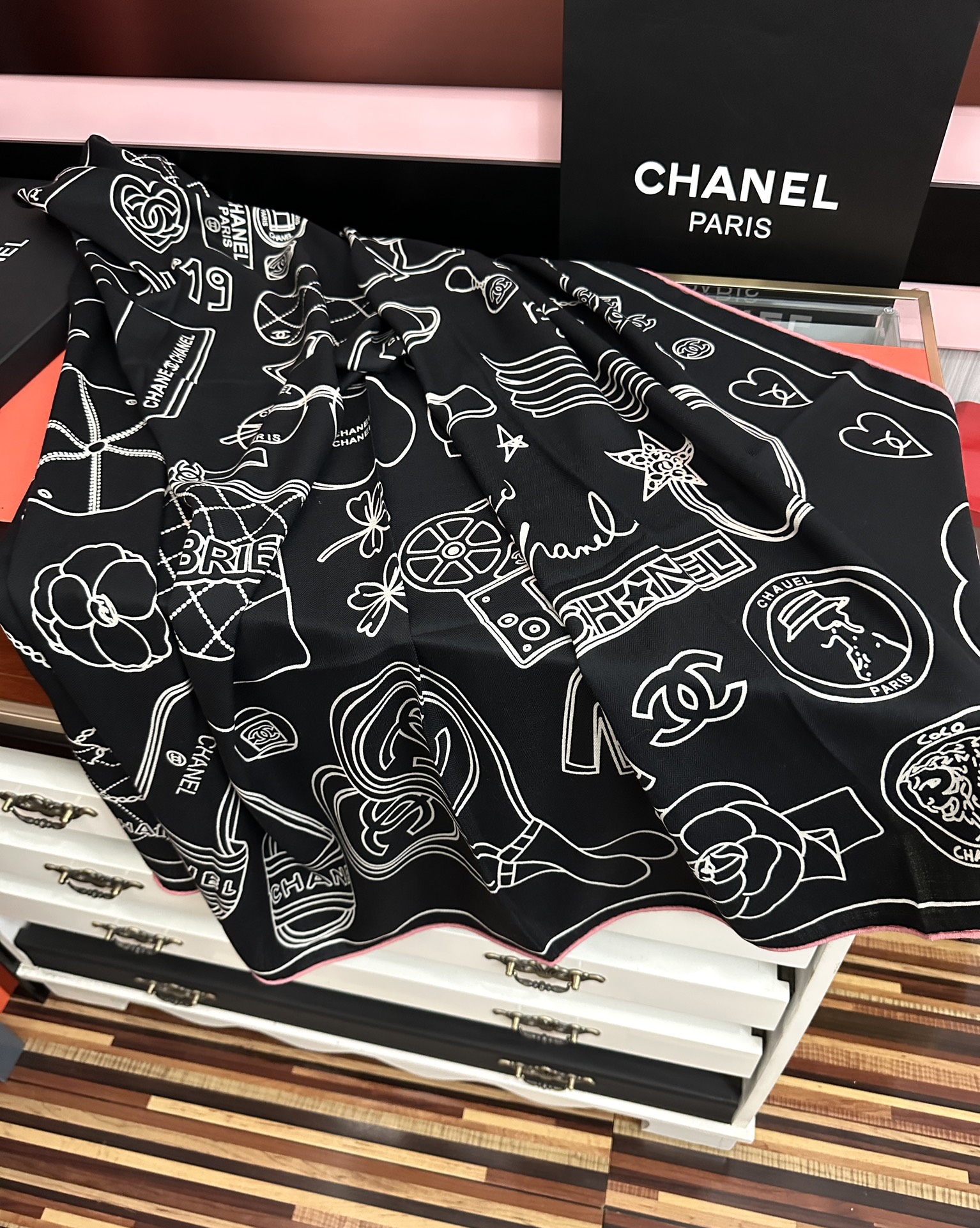 上新。香奈儿 2025【双面同色】经典双鞋子🥿包包、帽子🎩图案~气质到骨子里[色]香奶奶新一季的面料超高