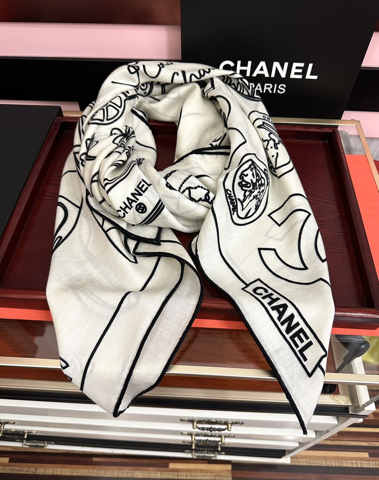 上新。香奈儿 2025【双面同色】经典双鞋子🥿包包、帽子🎩图案~气质到骨子里[色]香奶奶新一季的面料超高