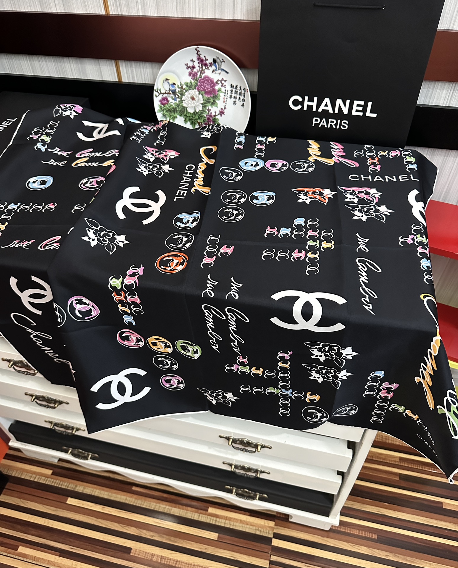 。双面同色 香奈儿18姆米 高版本👍香奶奶永远都是比较经典[發]一条印有字母Logo交织图案巧妙搭配[得