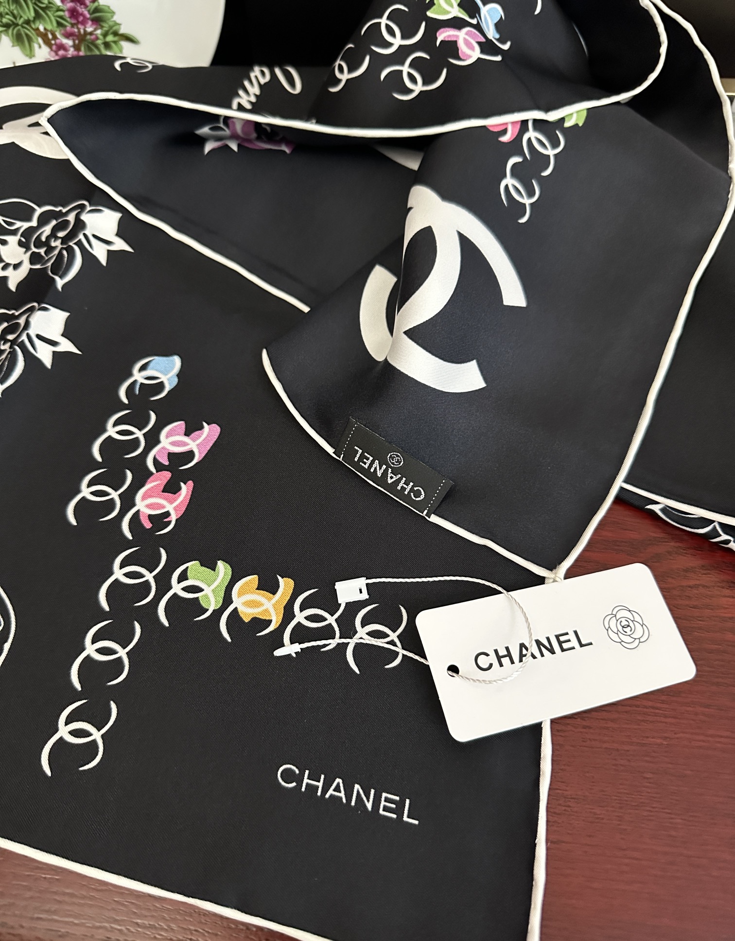 。双面同色 香奈儿18姆米 高版本👍香奶奶永远都是比较经典[發]一条印有字母Logo交织图案巧妙搭配[得