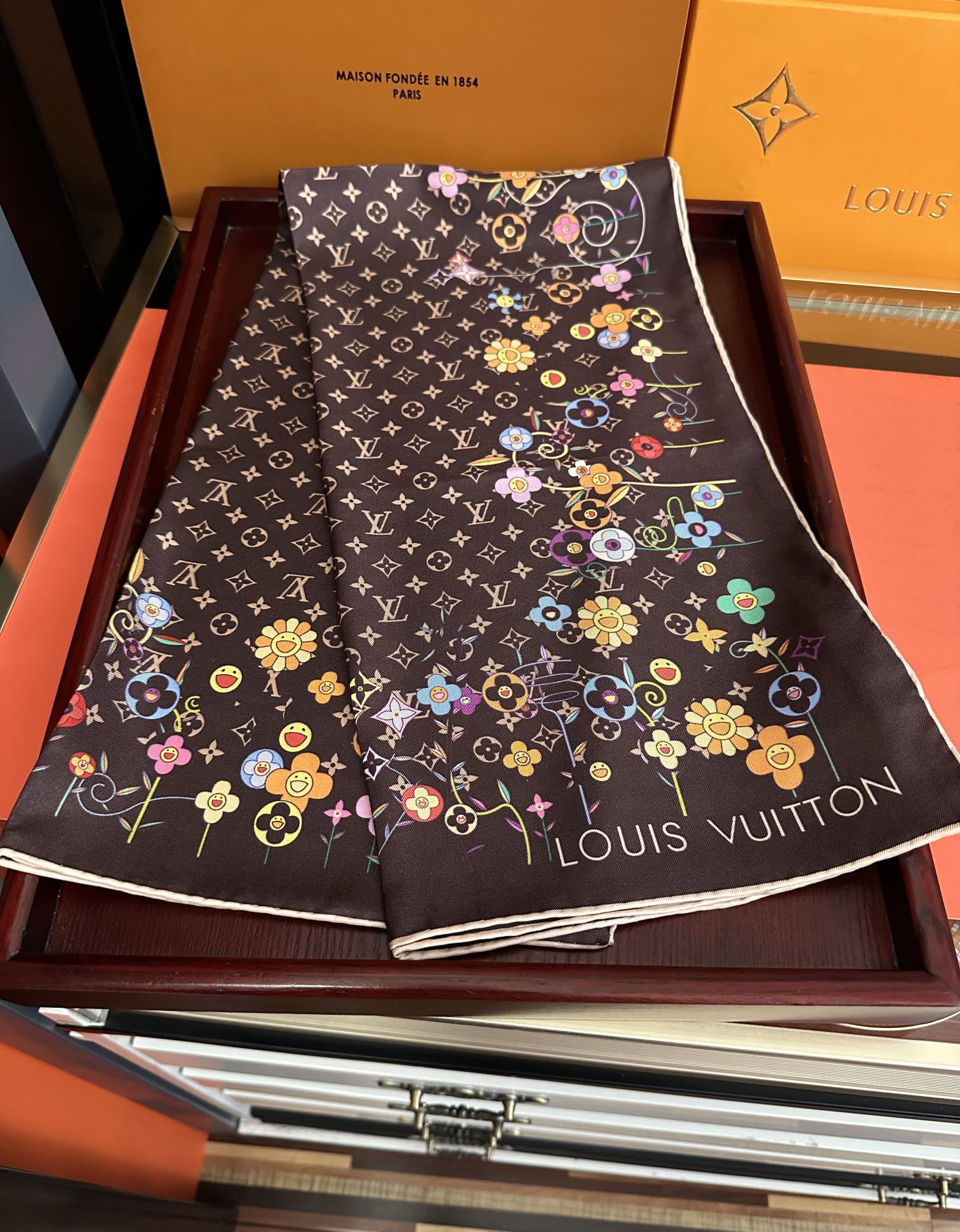 。高版本LV官网同步【双面同色】[庆祝]2025最新款“L家”通过别致的经典色彩向原创设计致敬[太阳]作