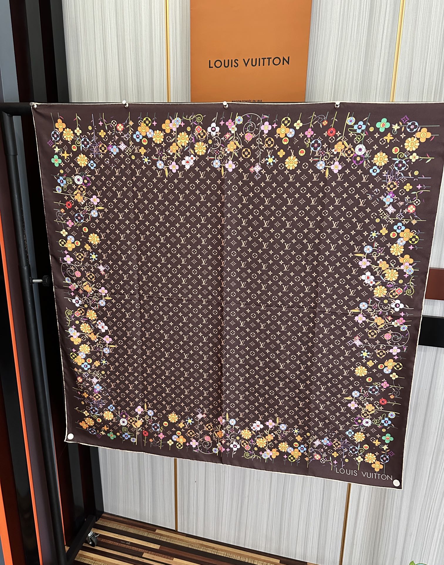 。高版本LV官网同步【双面同色】[庆祝]2025最新款“L家”通过别致的经典色彩向原创设计致敬[太阳]作