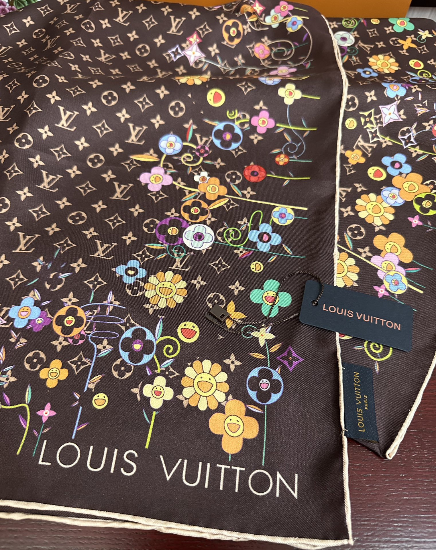 。高版本LV官网同步【双面同色】[庆祝]2025最新款“L家”通过别致的经典色彩向原创设计致敬[太阳]作