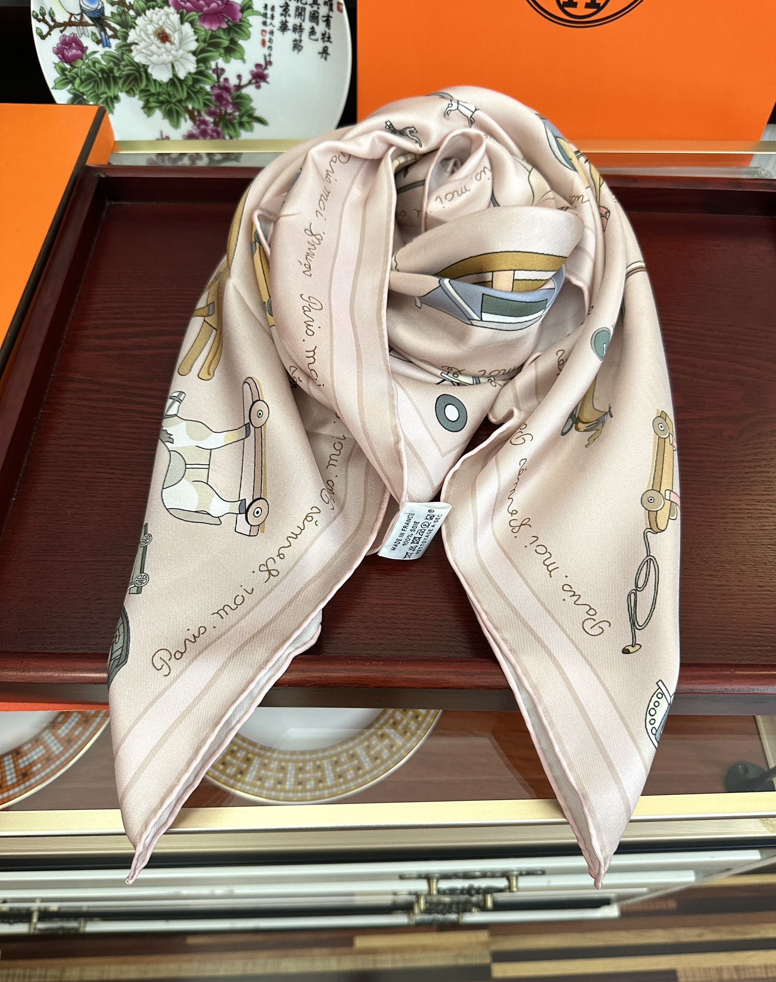 。高品质 爱马仕 【策马奔腾】官网同步 90方巾 创作渊源在比利时的圣吉尔区[嘴唇]建筑师维克多•霍塔 