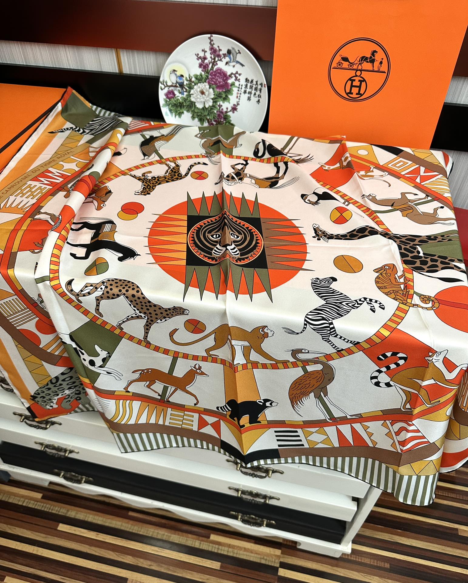 。 2010高品质Hermes 王者之虎👍的旋转木马90CM 丝巾[玫瑰]在复古风格的马戏帐篷下[嘴唇]