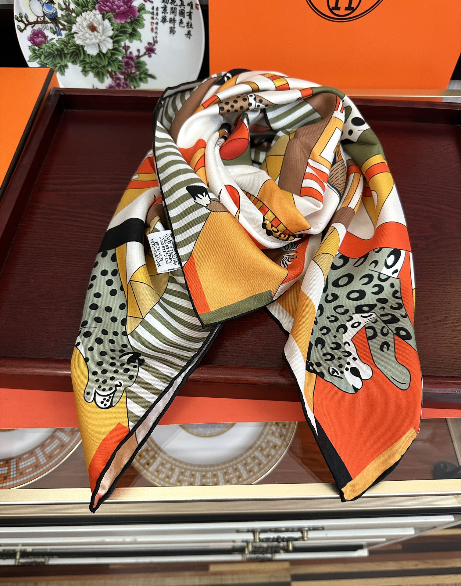 。 2010高品质Hermes 王者之虎👍的旋转木马90CM 丝巾[玫瑰]在复古风格的马戏帐篷下[嘴唇]