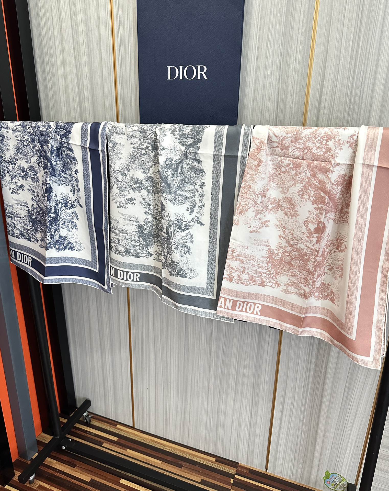 。Dior 印花方巾 2025【18姆米双面同色】[庆祝]Sauvage 茹伊印花这款方巾以经典的 Sa