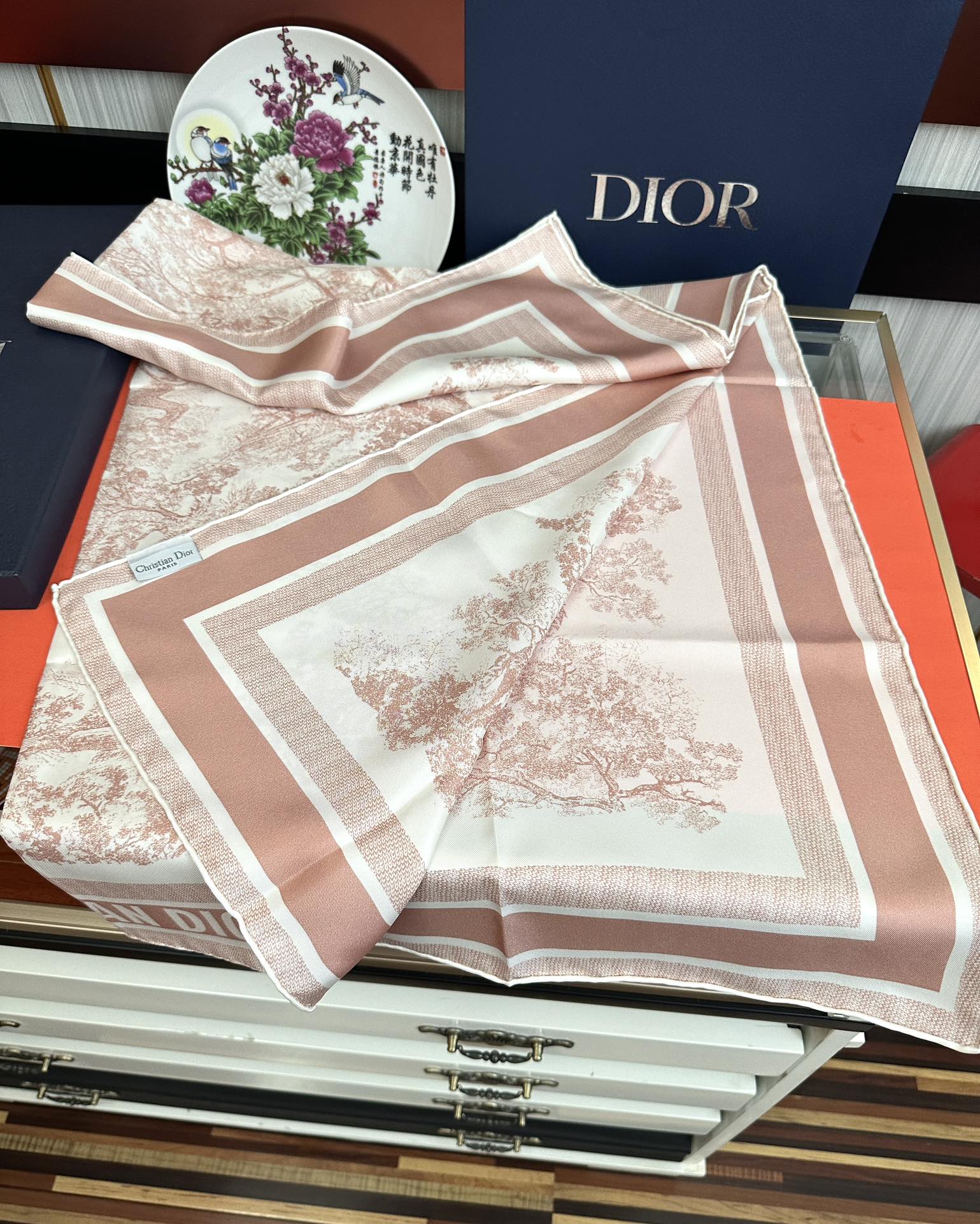。Dior 印花方巾 2025【18姆米双面同色】[庆祝]Sauvage 茹伊印花这款方巾以经典的 Sa