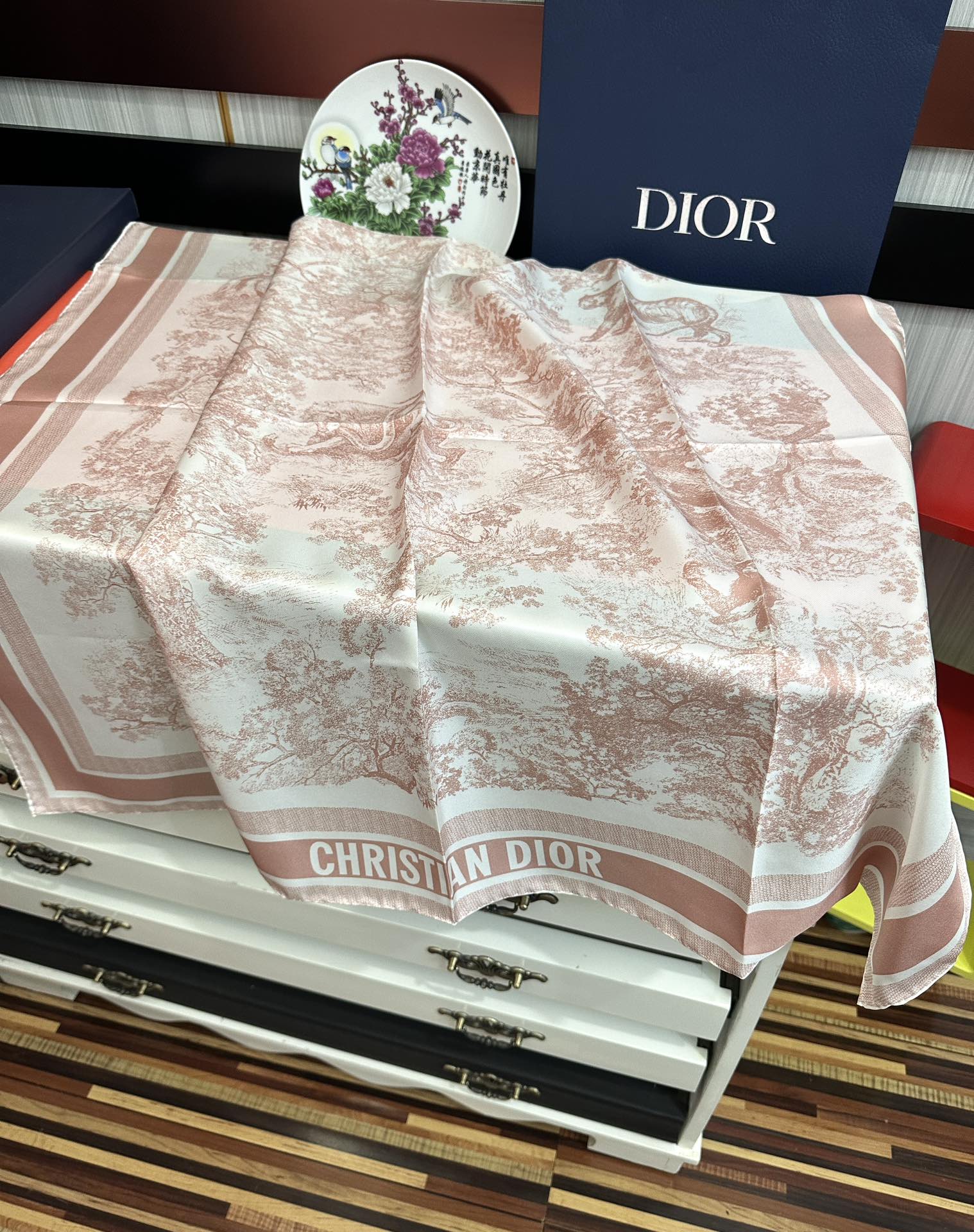 。Dior 印花方巾 2025【18姆米双面同色】[庆祝]Sauvage 茹伊印花这款方巾以经典的 Sa