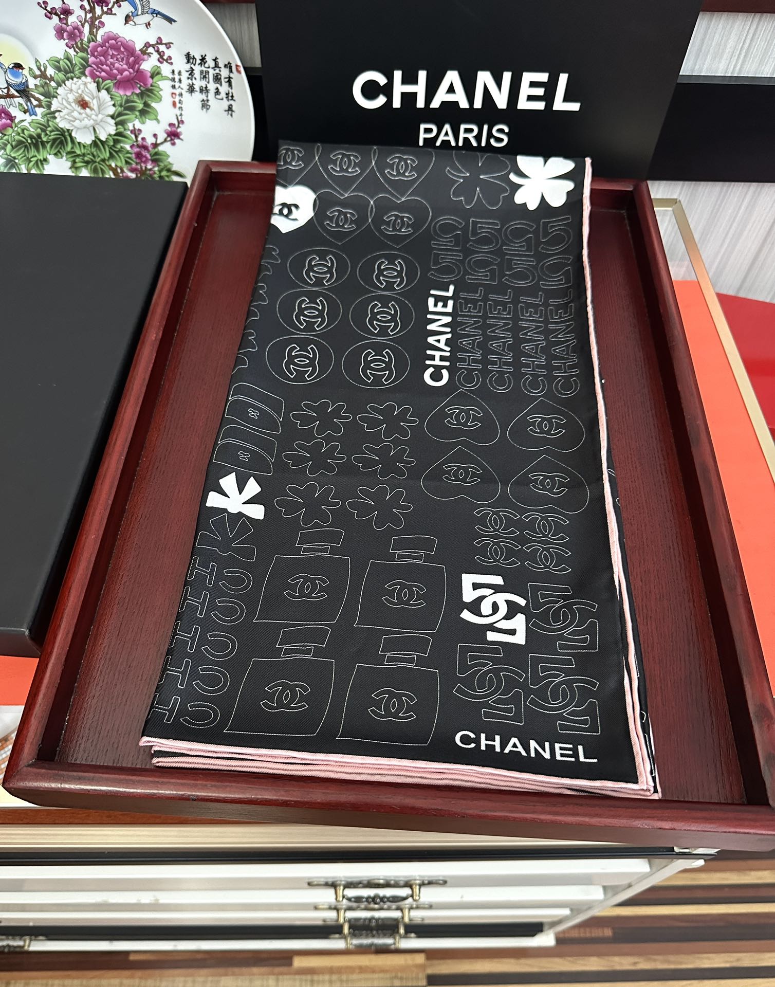 。高版本 香奈儿 【5号香水瓶】👍香奶奶永远都是比较经典[發]一条印有5号香水瓶跟四叶草交织图案巧妙搭配