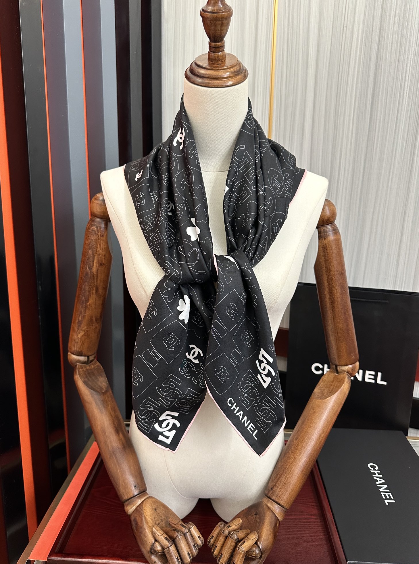 。高版本 香奈儿 【5号香水瓶】👍香奶奶永远都是比较经典[發]一条印有5号香水瓶跟四叶草交织图案巧妙搭配