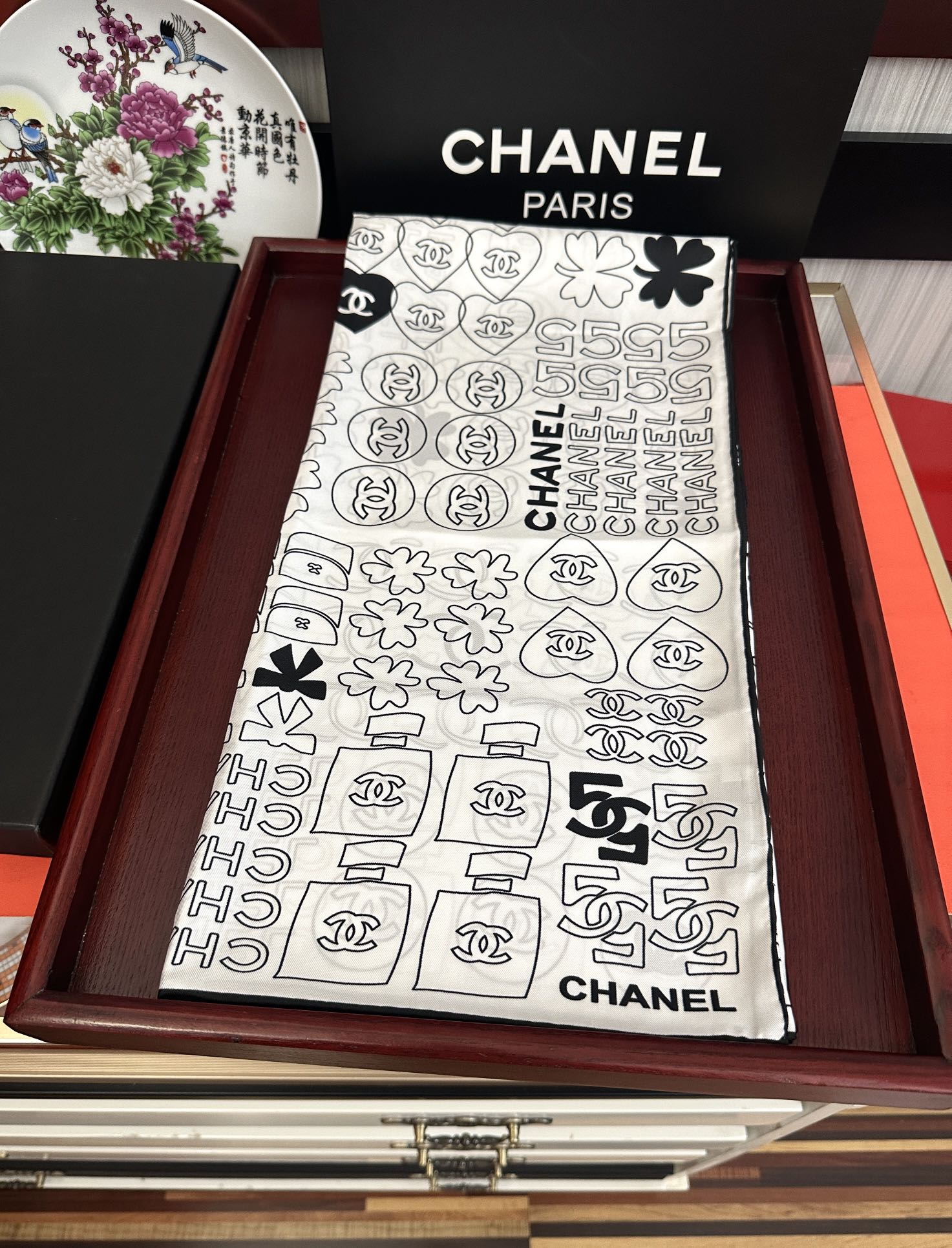 。高版本 香奈儿 【5号香水瓶】👍香奶奶永远都是比较经典[發]一条印有5号香水瓶跟四叶草交织图案巧妙搭配