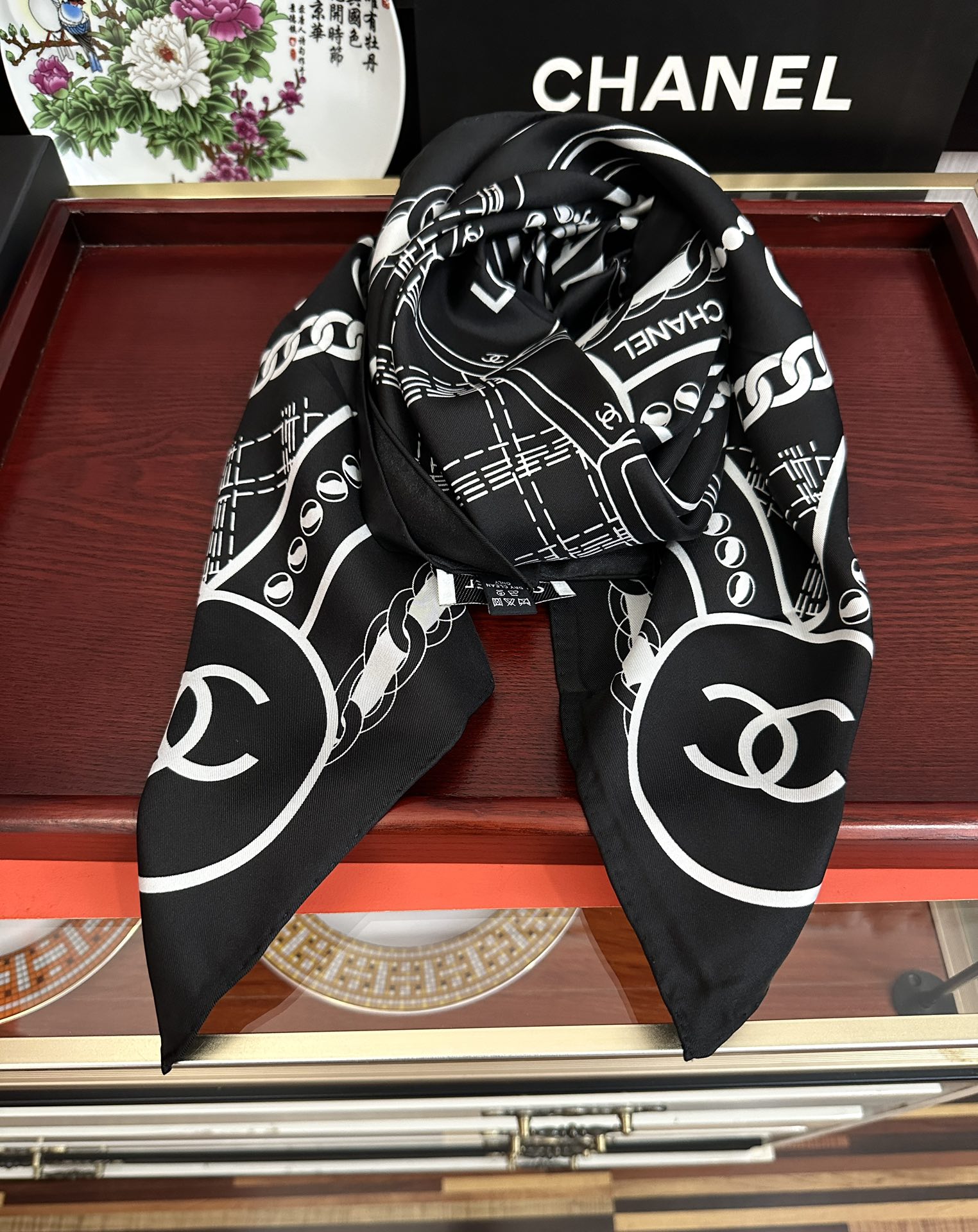 。高品质 香奈儿 【香水扑克牌系列】👍香奶奶永远都是比较经典[發]一条印有瓶子交织图案巧妙搭配[得意]简