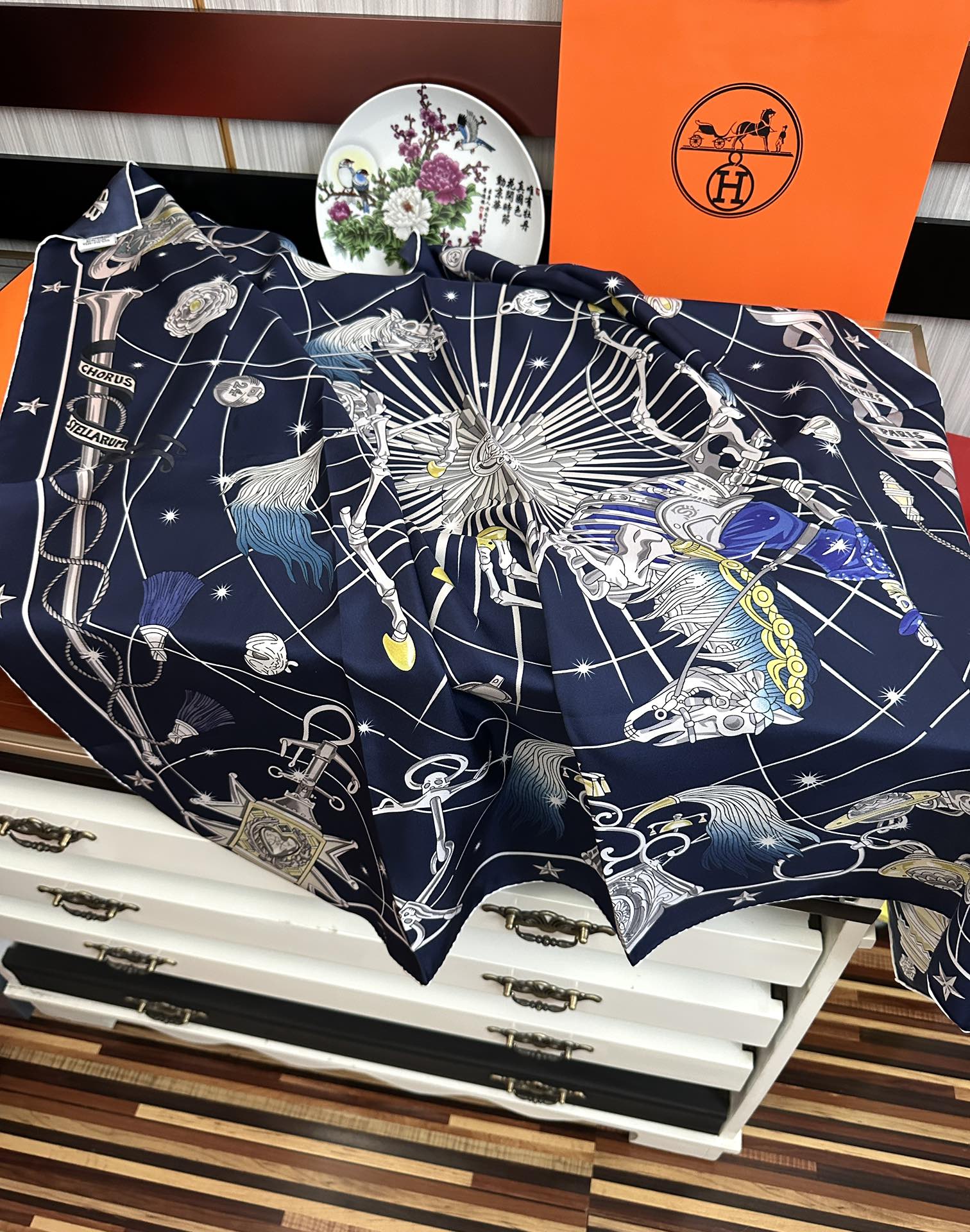 高版本。2010爱马仕【星辰合唱曲】90典藏方巾通过别致的经典色彩向原创设计致敬[太阳]作品未经重新诠释