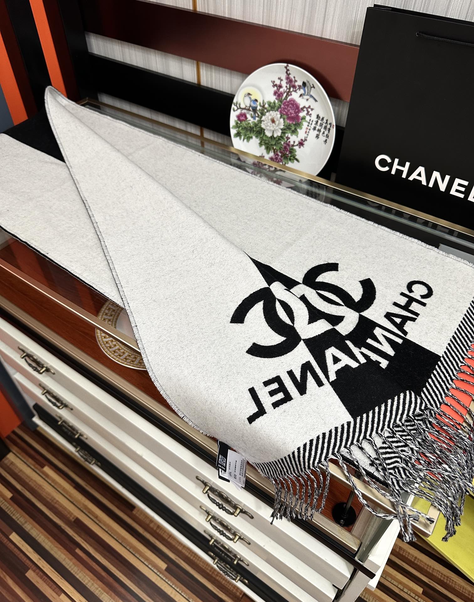 。2010香奈儿 最新款《双面拼色提花》目测是大爆款[玫瑰]双面异色提花[太阳] 两面完全相反的颜色及图