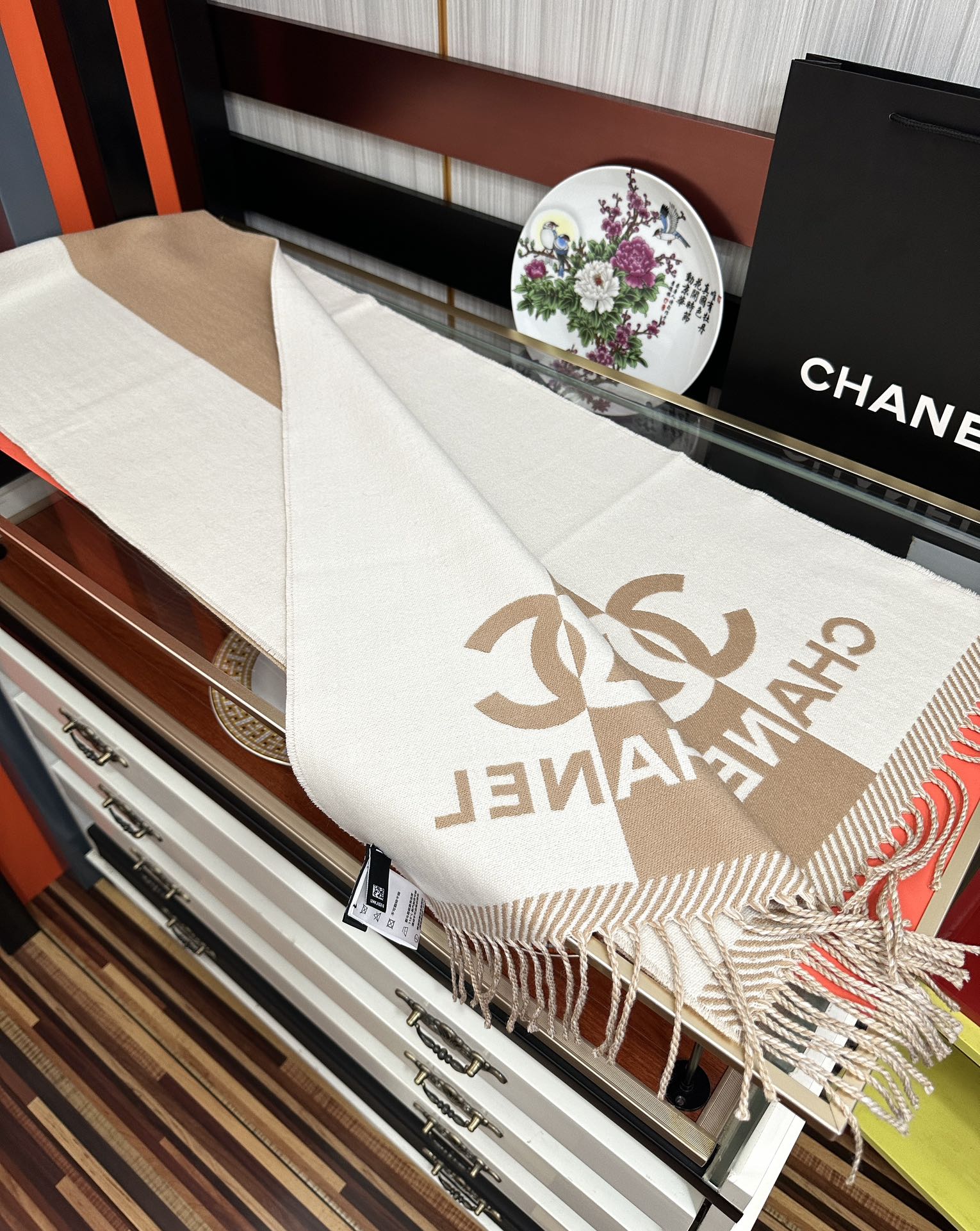 。2010香奈儿 最新款《双面拼色提花》目测是大爆款[玫瑰]双面异色提花[太阳] 两面完全相反的颜色及图