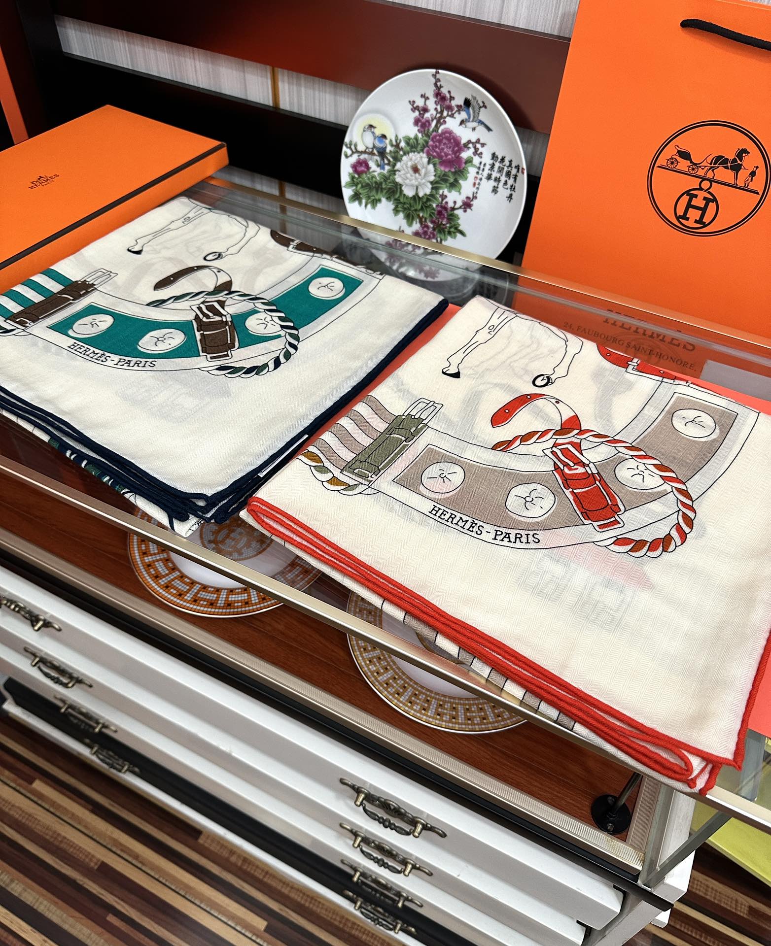 。爱马仕2025秋冬新款[爱心]新一季丝巾采购清单估计各位养马人们已经列好了[太阳]我就不推荐了回头分享