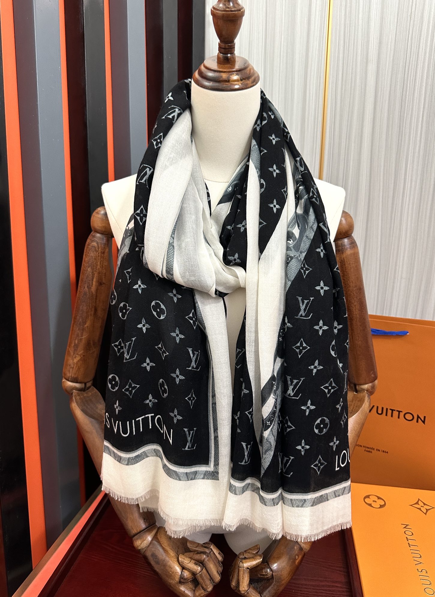 。新款 L家 2025最新款‼️真心赞👍【戒指绒长巾】😘💍实物真心美 🎀披肩配以印花💓💃🏻无论设计喷绘都