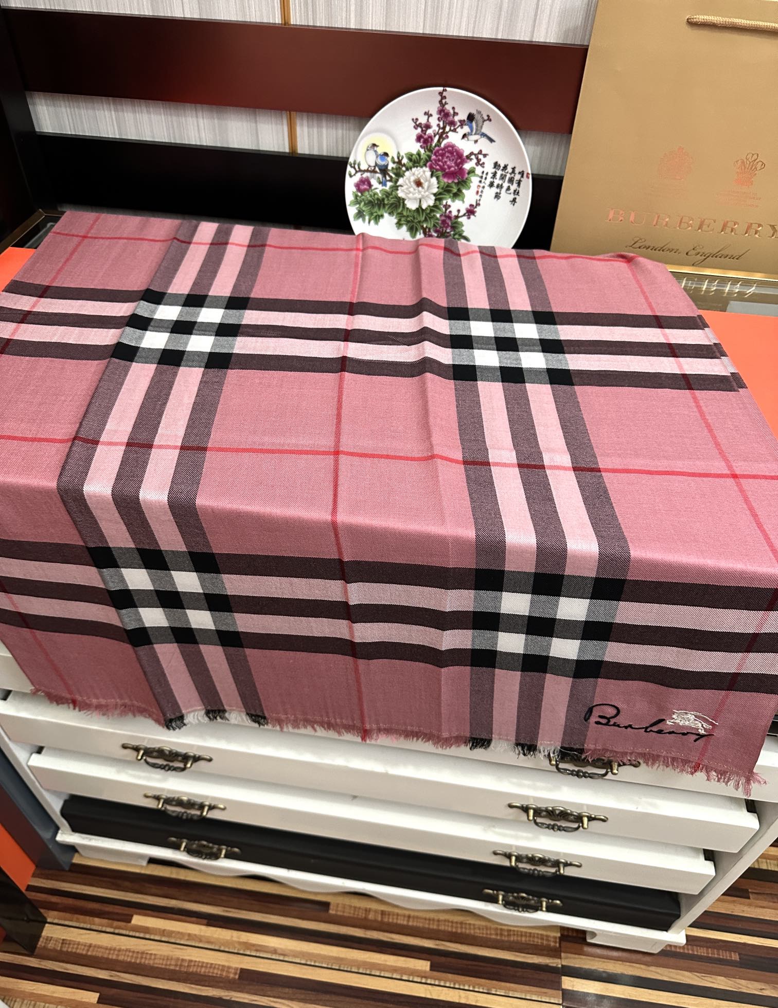 上新。2010 巴宝莉👍重磅推荐🎀太美了👓火爆N年的格子，人人都喜欢💕时潮人都有好几条巴家围巾放在衣橱，