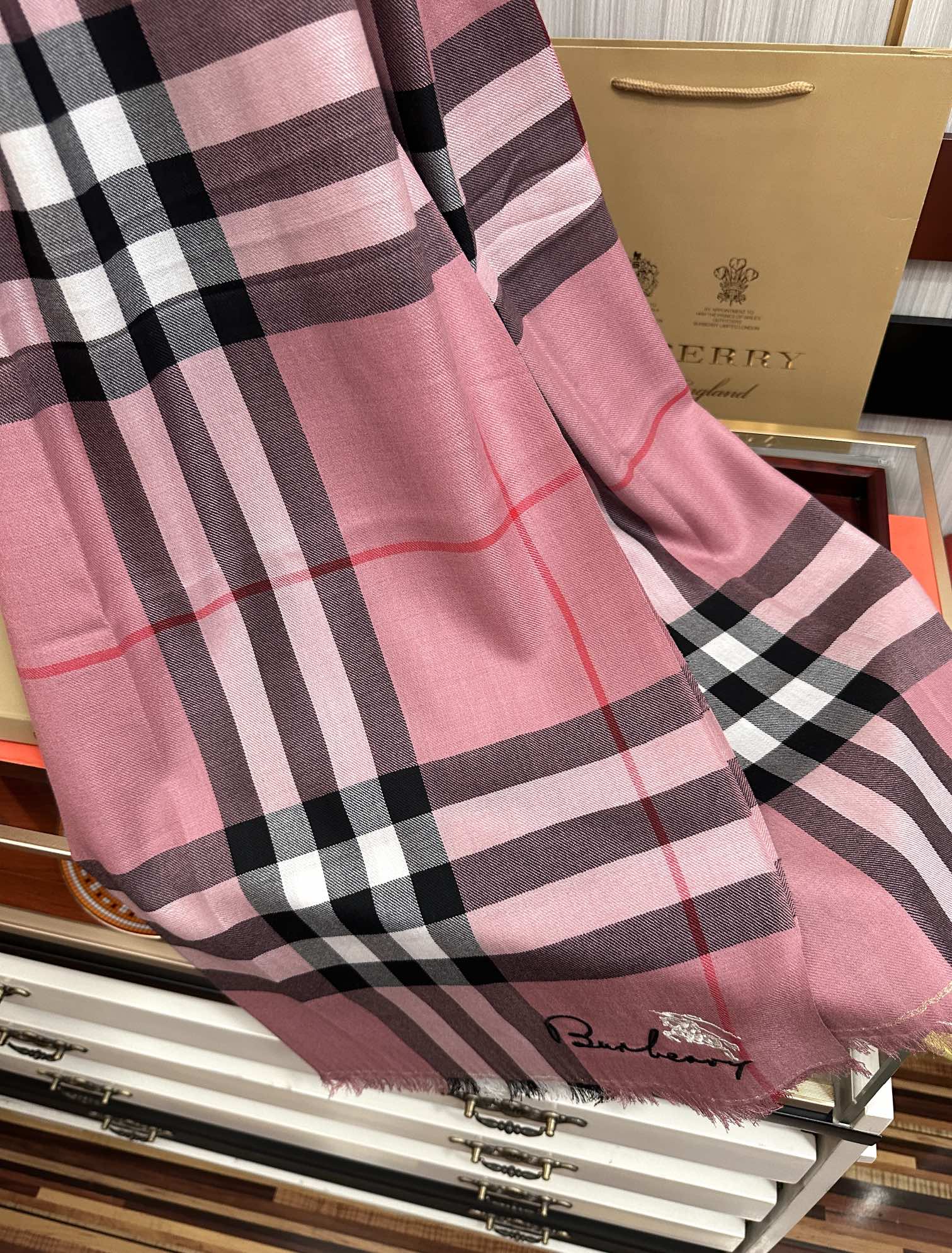 上新。2010 巴宝莉👍重磅推荐🎀太美了👓火爆N年的格子，人人都喜欢💕时潮人都有好几条巴家围巾放在衣橱，