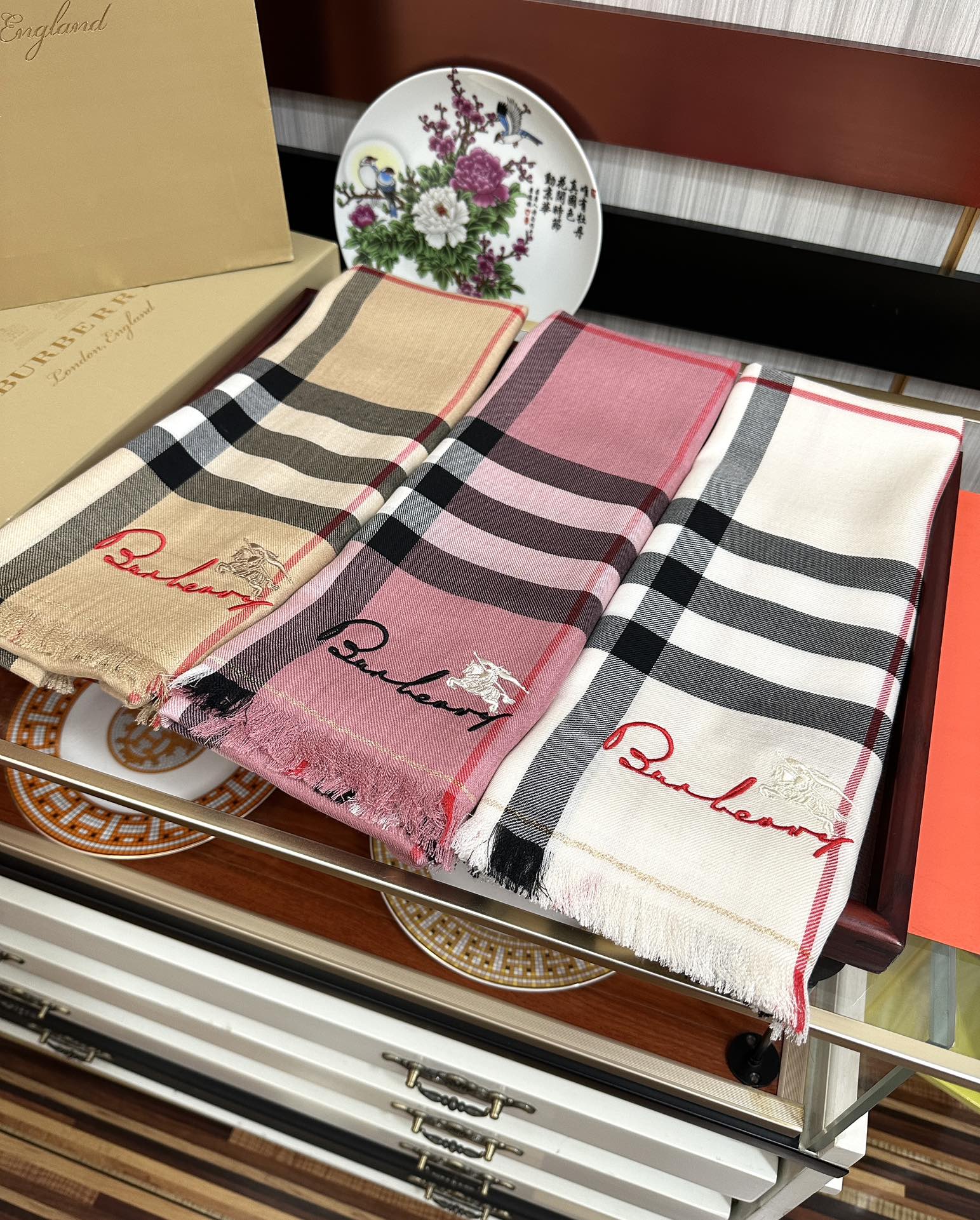 上新。2010 巴宝莉👍重磅推荐🎀太美了👓火爆N年的格子，人人都喜欢💕时潮人都有好几条巴家围巾放在衣橱，