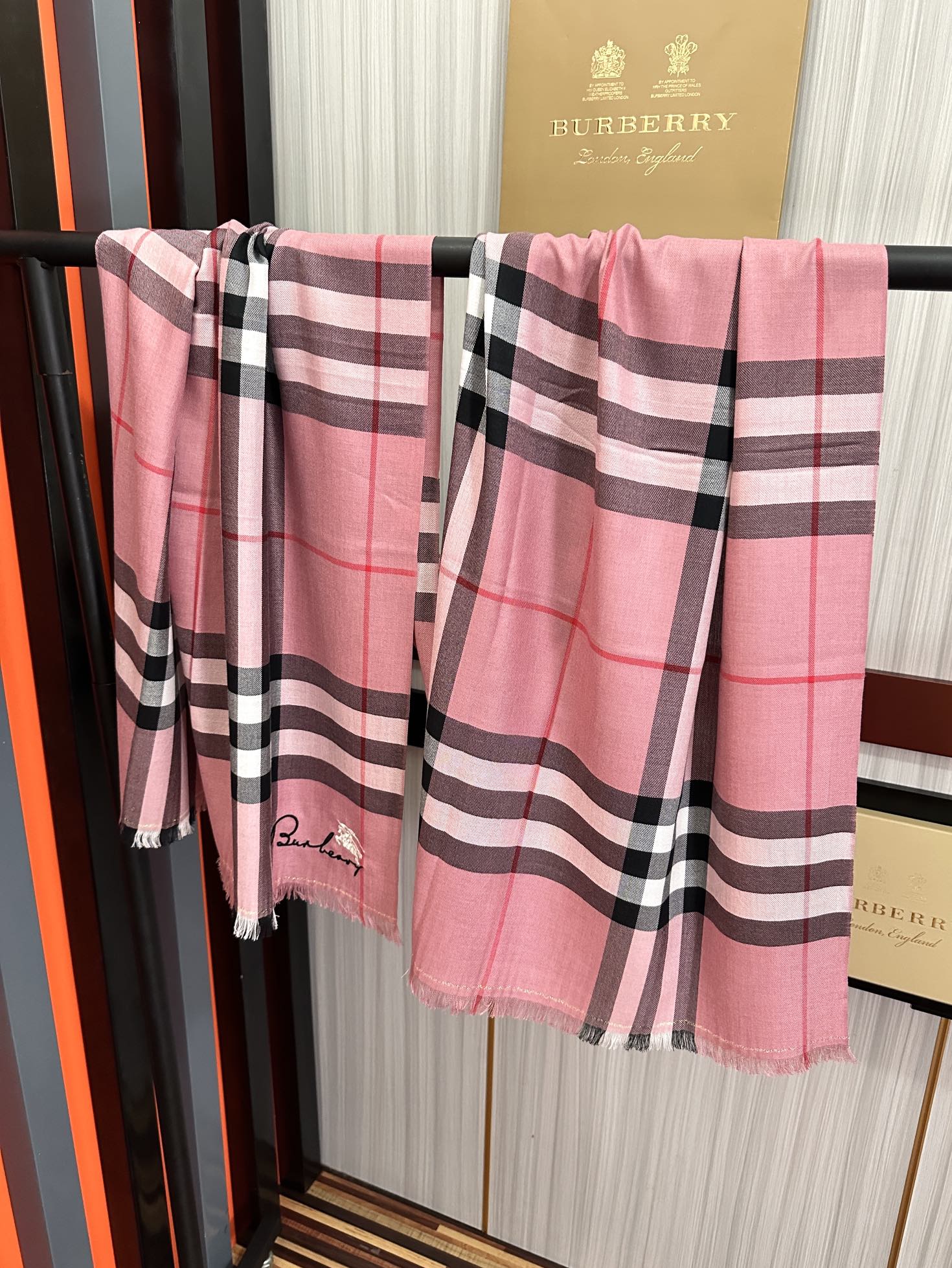 上新。2010 巴宝莉👍重磅推荐🎀太美了👓火爆N年的格子，人人都喜欢💕时潮人都有好几条巴家围巾放在衣橱，