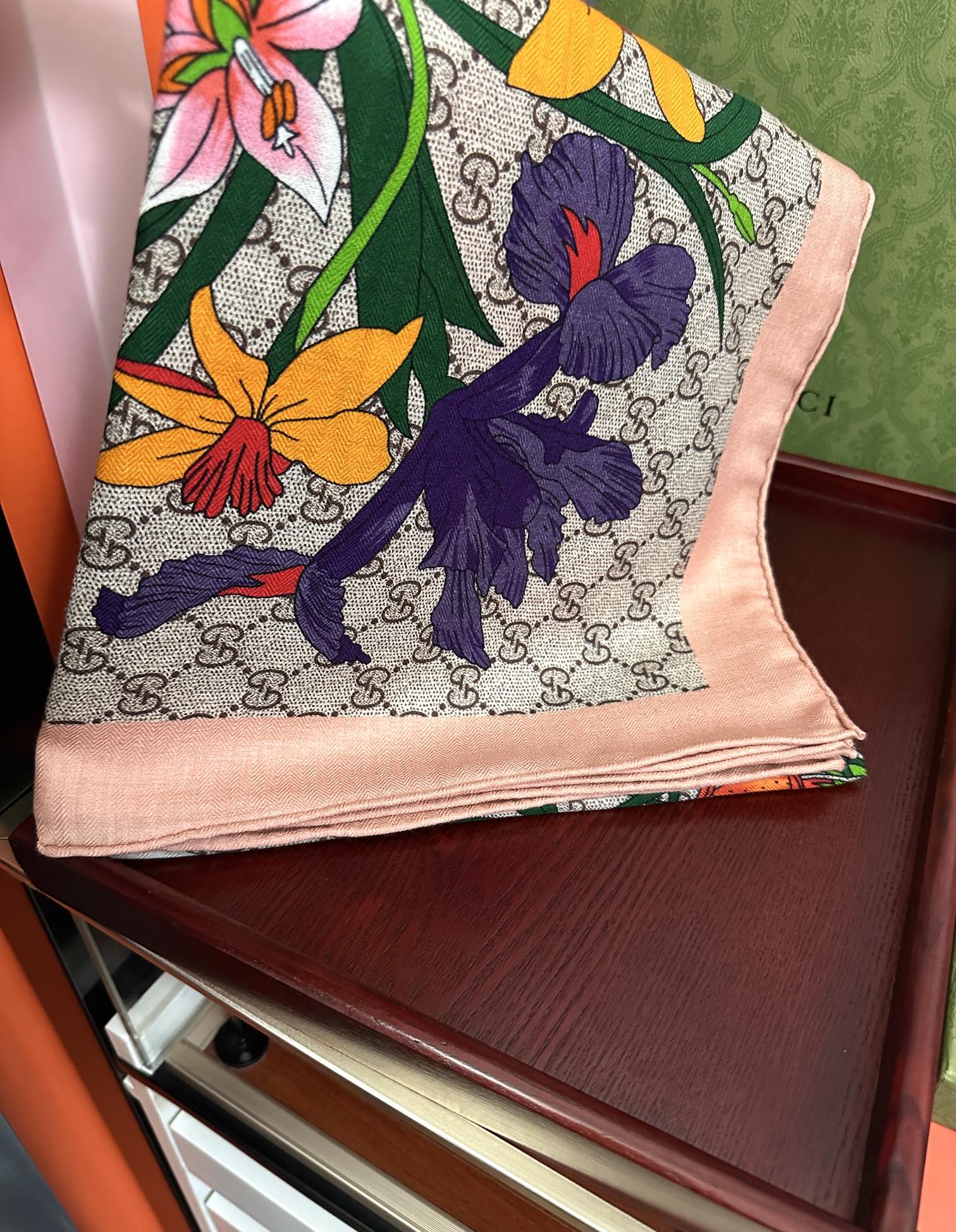 爆款。古奇 【GG图案花朵双面同色】永远流行[礼物]~新一季的面料超高级，真心超级柔软，丝丝顺滑[太阳]