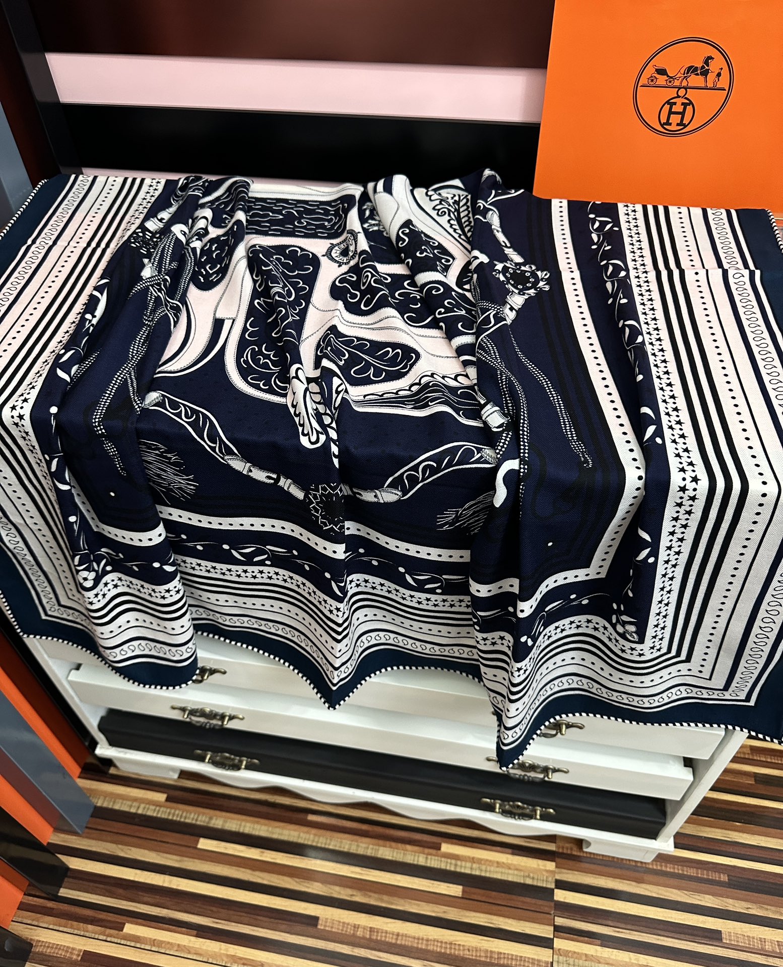 新款。爱马仕2025秋冬新款[爱心]ZG同步【亚马逊庆典】新一季丝巾采购清单估计各位养马人们已经列好了[