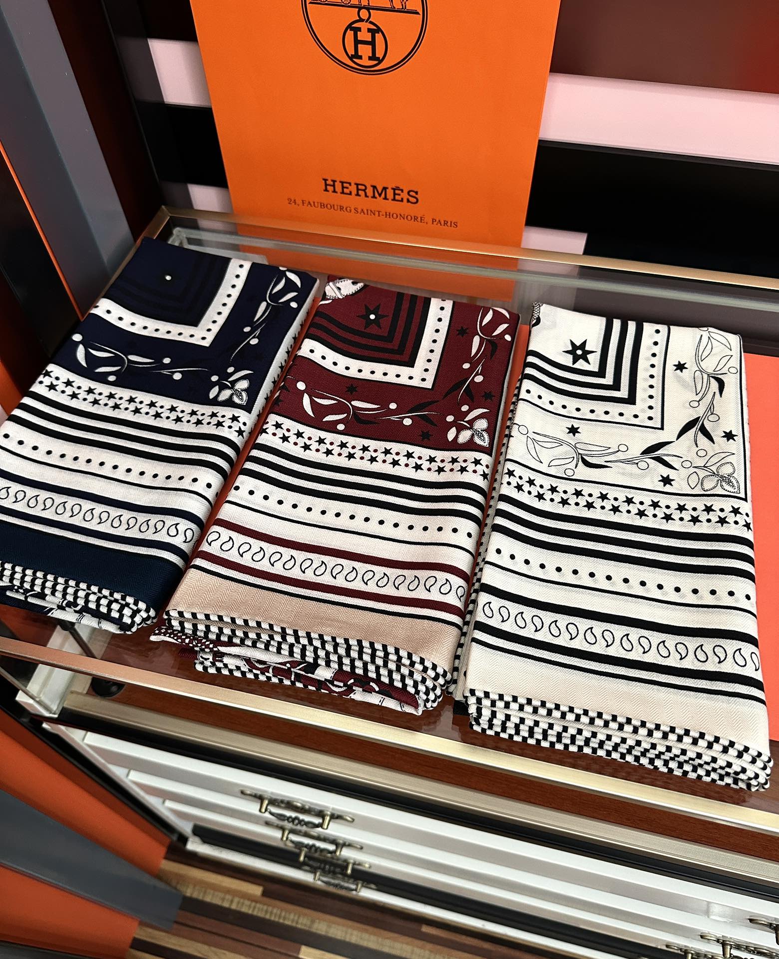 新款。爱马仕2025秋冬新款[爱心]ZG同步【亚马逊庆典】新一季丝巾采购清单估计各位养马人们已经列好了[