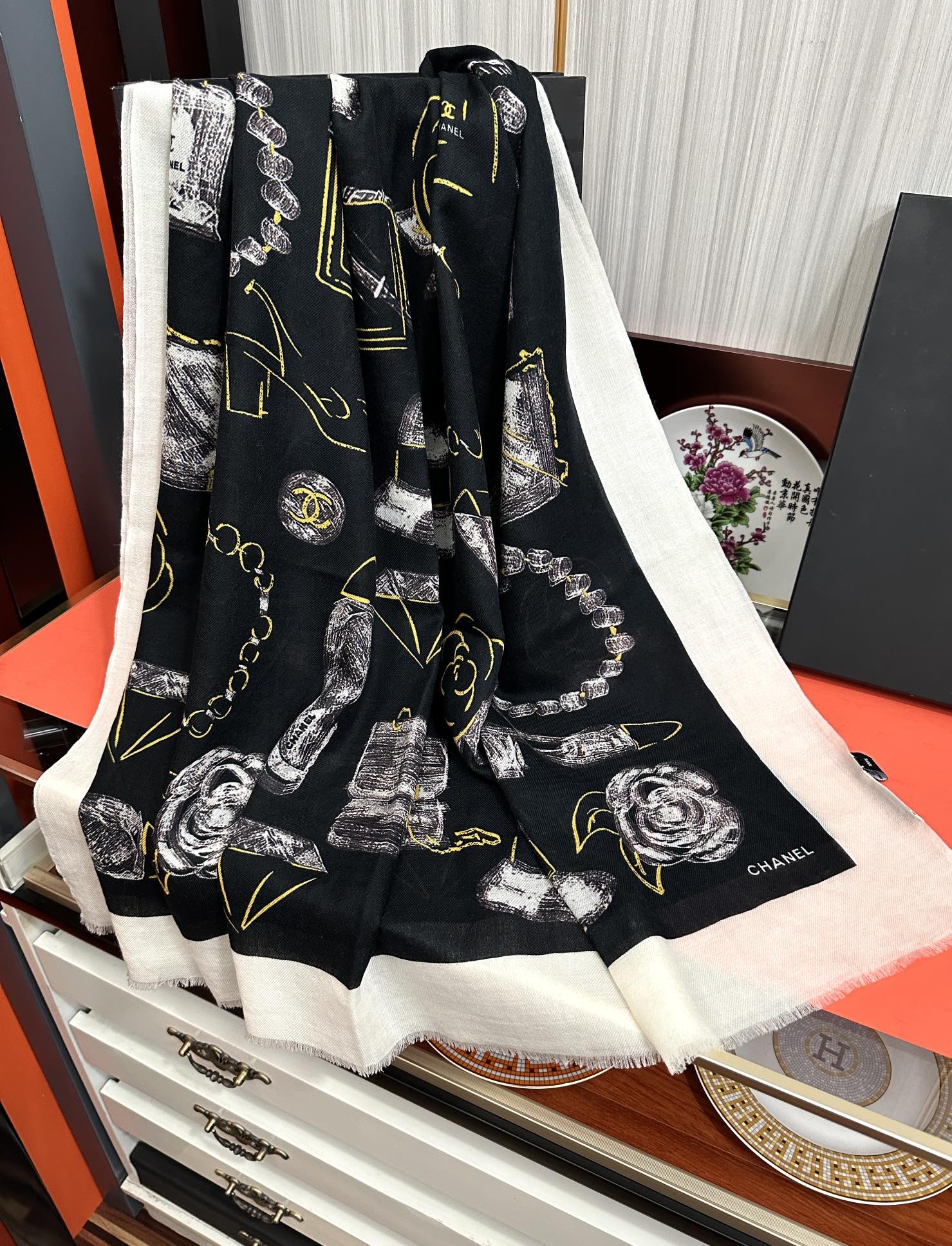 。上新 小香2025最新款、太美到心动😘实物真心美 🎀披肩配以印花💓无论设计喷绘都是非常到位☀️细节都可