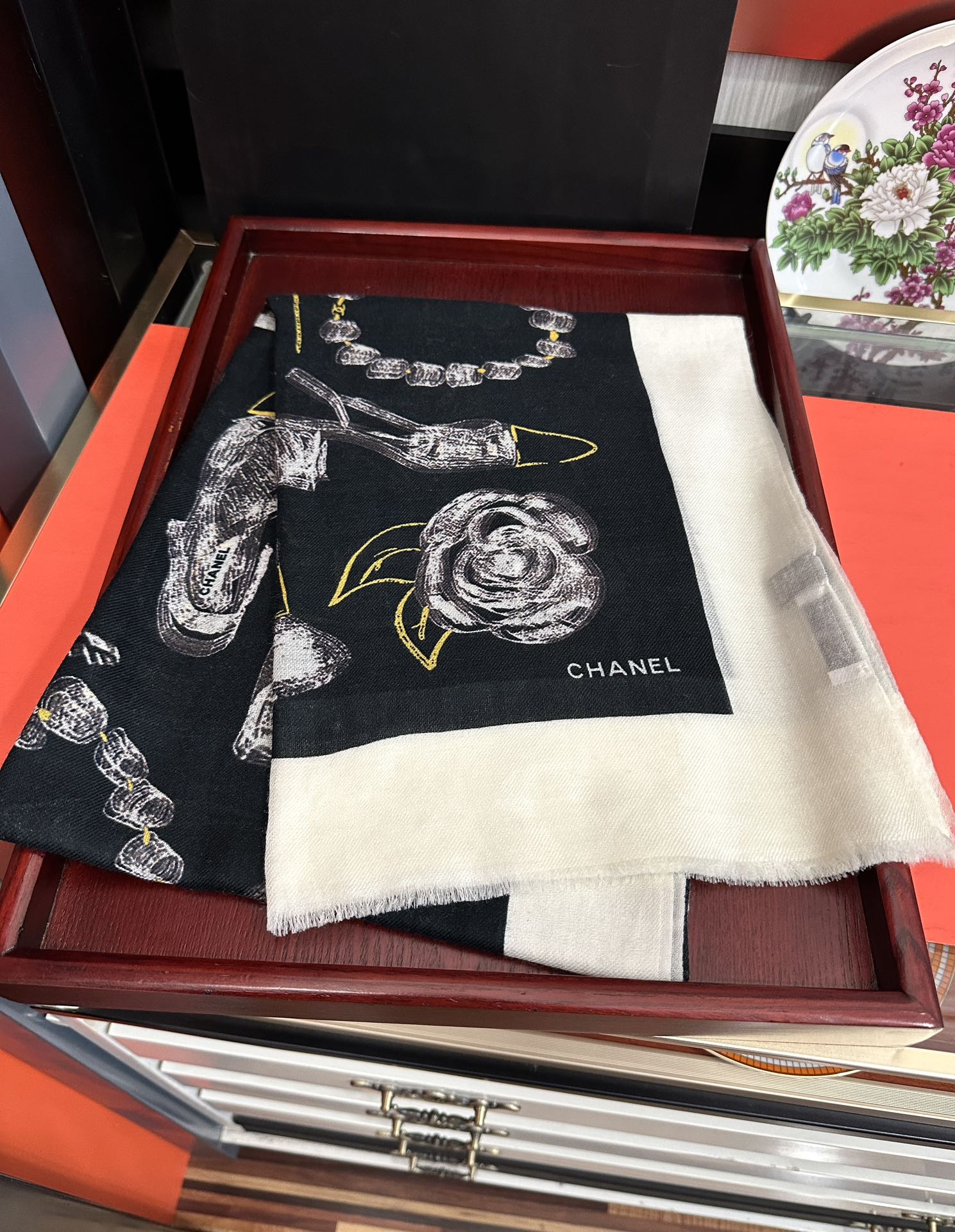 。上新 小香2025最新款、太美到心动😘实物真心美 🎀披肩配以印花💓无论设计喷绘都是非常到位☀️细节都可