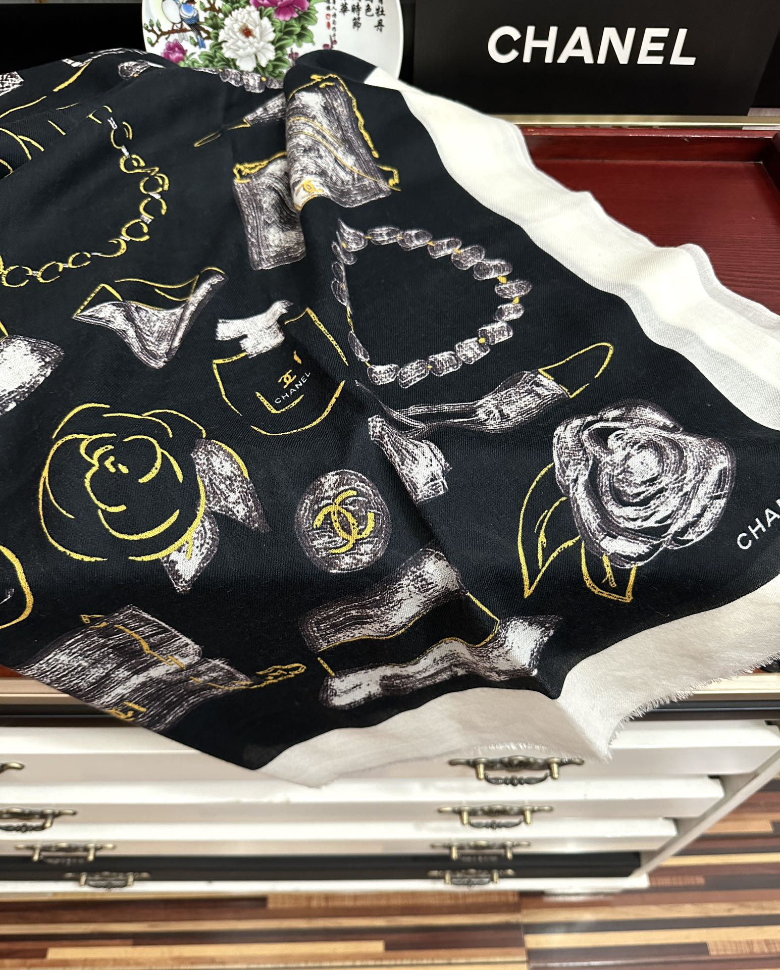 。上新 小香2025最新款、太美到心动😘实物真心美 🎀披肩配以印花💓无论设计喷绘都是非常到位☀️细节都可