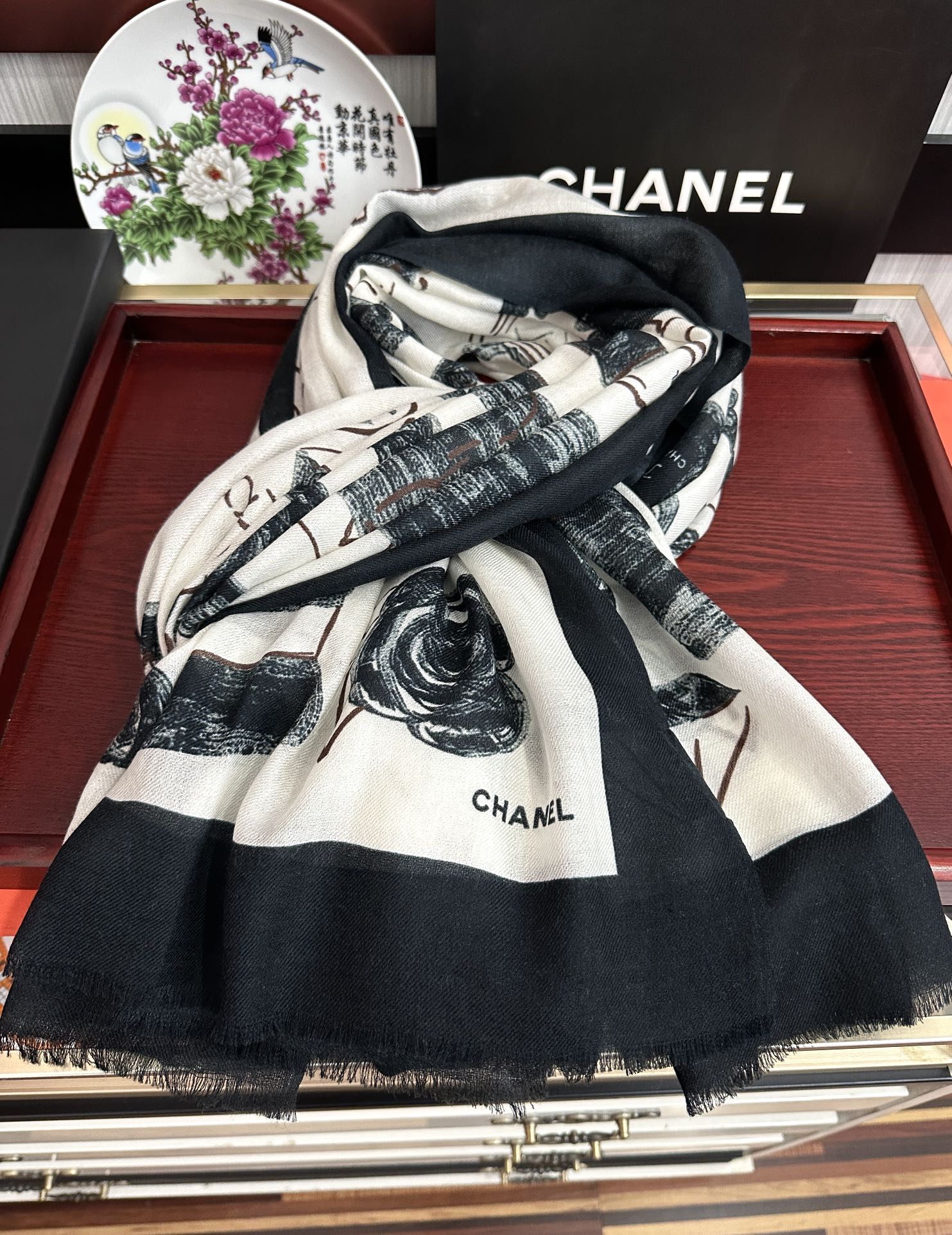 。上新 小香2025最新款、太美到心动😘实物真心美 🎀披肩配以印花💓无论设计喷绘都是非常到位☀️细节都可