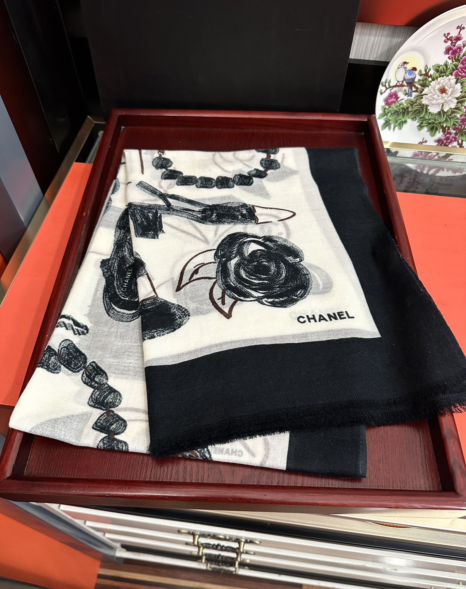 。上新 小香2025最新款、太美到心动😘实物真心美 🎀披肩配以印花💓无论设计喷绘都是非常到位☀️细节都可