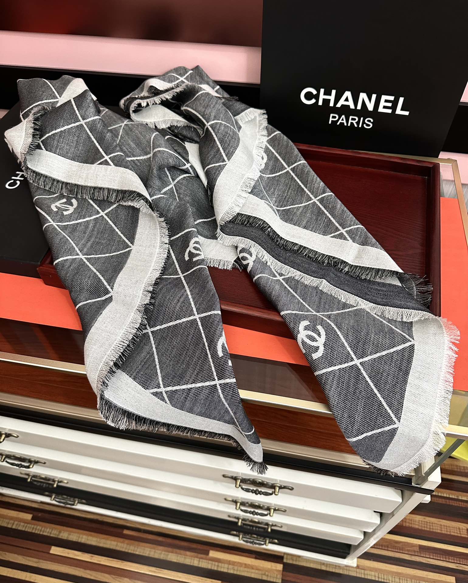 。香奈儿上新❤️经典茶花优雅Coco风[强]Chanel最新丝绒大方巾~气质到骨子里[庆祝]香奶奶新一季