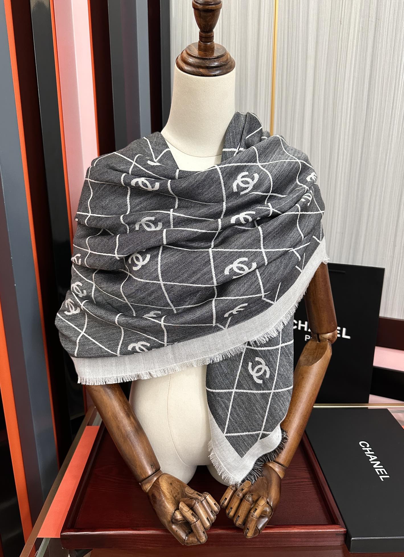 。香奈儿上新❤️经典茶花优雅Coco风[强]Chanel最新丝绒大方巾~气质到骨子里[庆祝]香奶奶新一季