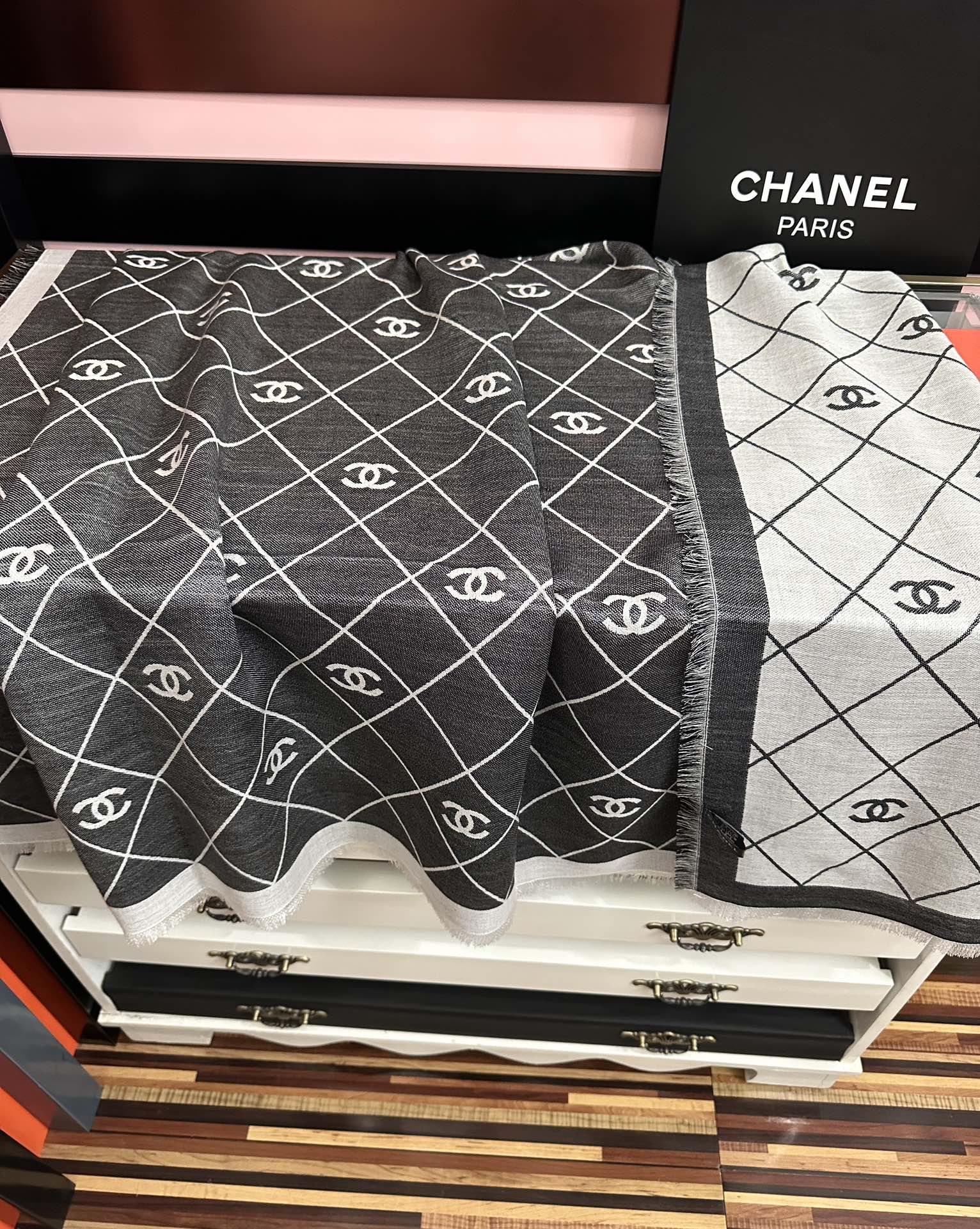 。香奈儿上新❤️经典茶花优雅Coco风[强]Chanel最新丝绒大方巾~气质到骨子里[庆祝]香奶奶新一季