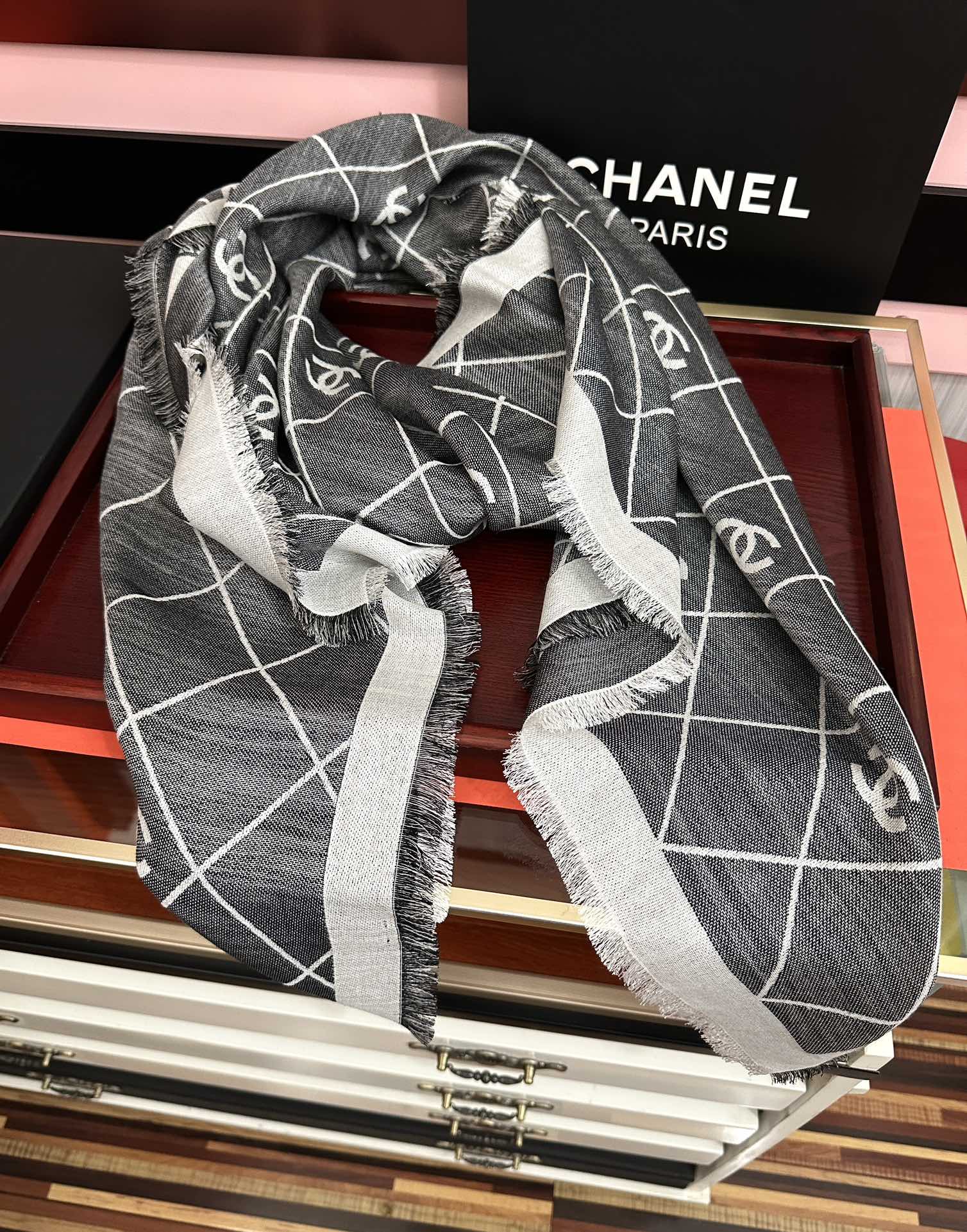 。香奈儿上新❤️经典茶花优雅Coco风[强]Chanel最新丝绒大方巾~气质到骨子里[庆祝]香奶奶新一季