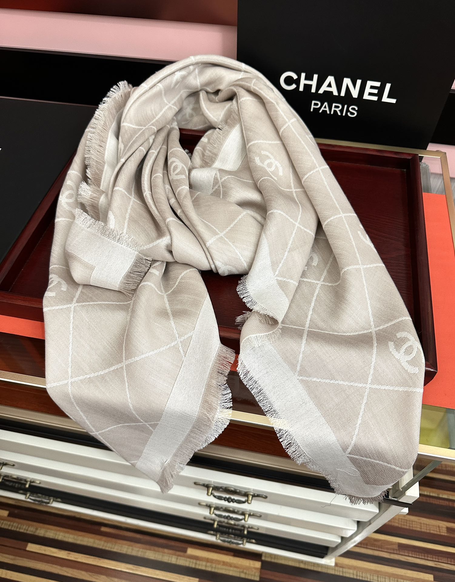 。香奈儿上新❤️经典茶花优雅Coco风[强]Chanel最新丝绒大方巾~气质到骨子里[庆祝]香奶奶新一季