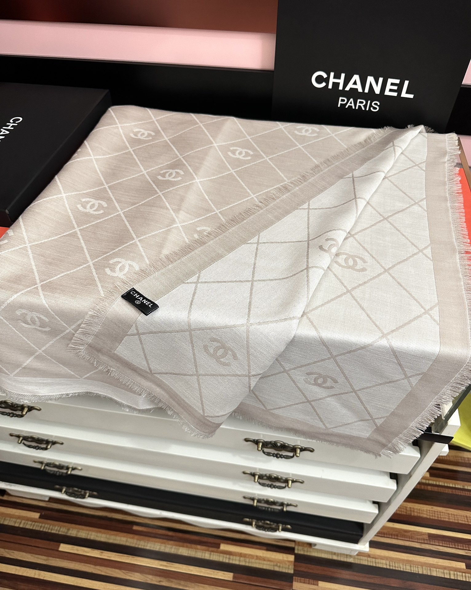 。香奈儿上新❤️经典茶花优雅Coco风[强]Chanel最新丝绒大方巾~气质到骨子里[庆祝]香奶奶新一季