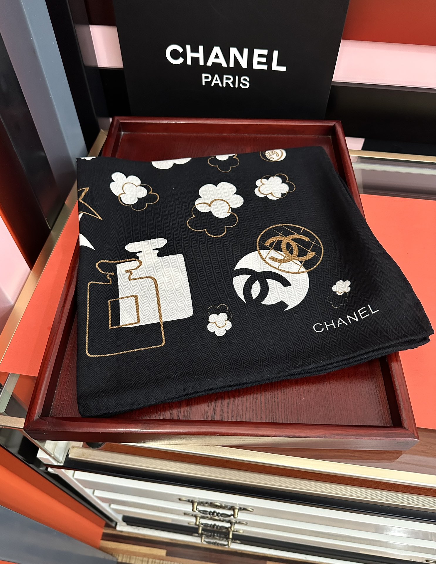 爆款❤️2025 香奈儿ZG同步 太美了 【双面同色】[發]经典茶花帽子🎩设计优雅风[礼物]~气质到骨子