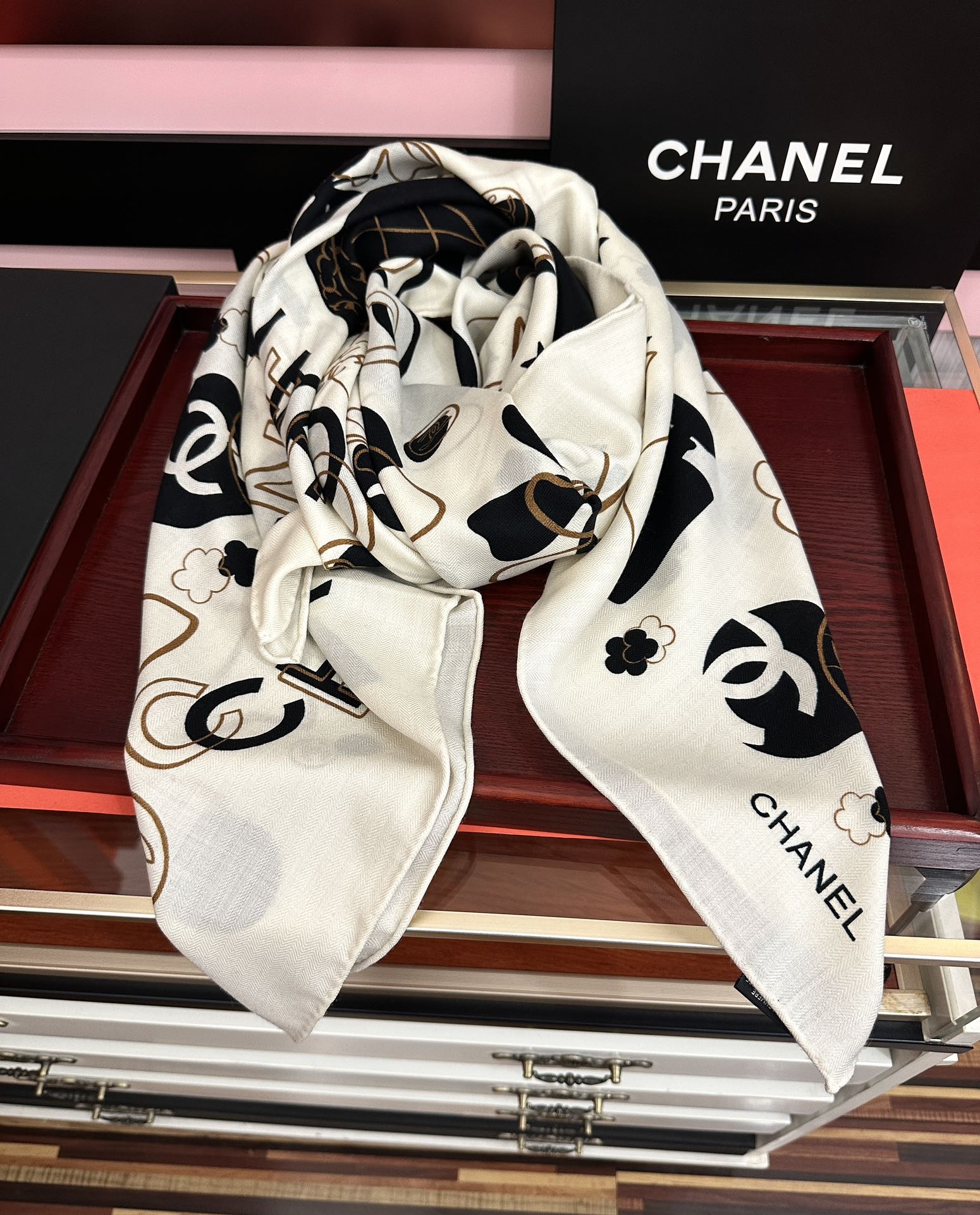 爆款❤️2025 香奈儿ZG同步 太美了 【双面同色】[發]经典茶花帽子🎩设计优雅风[礼物]~气质到骨子