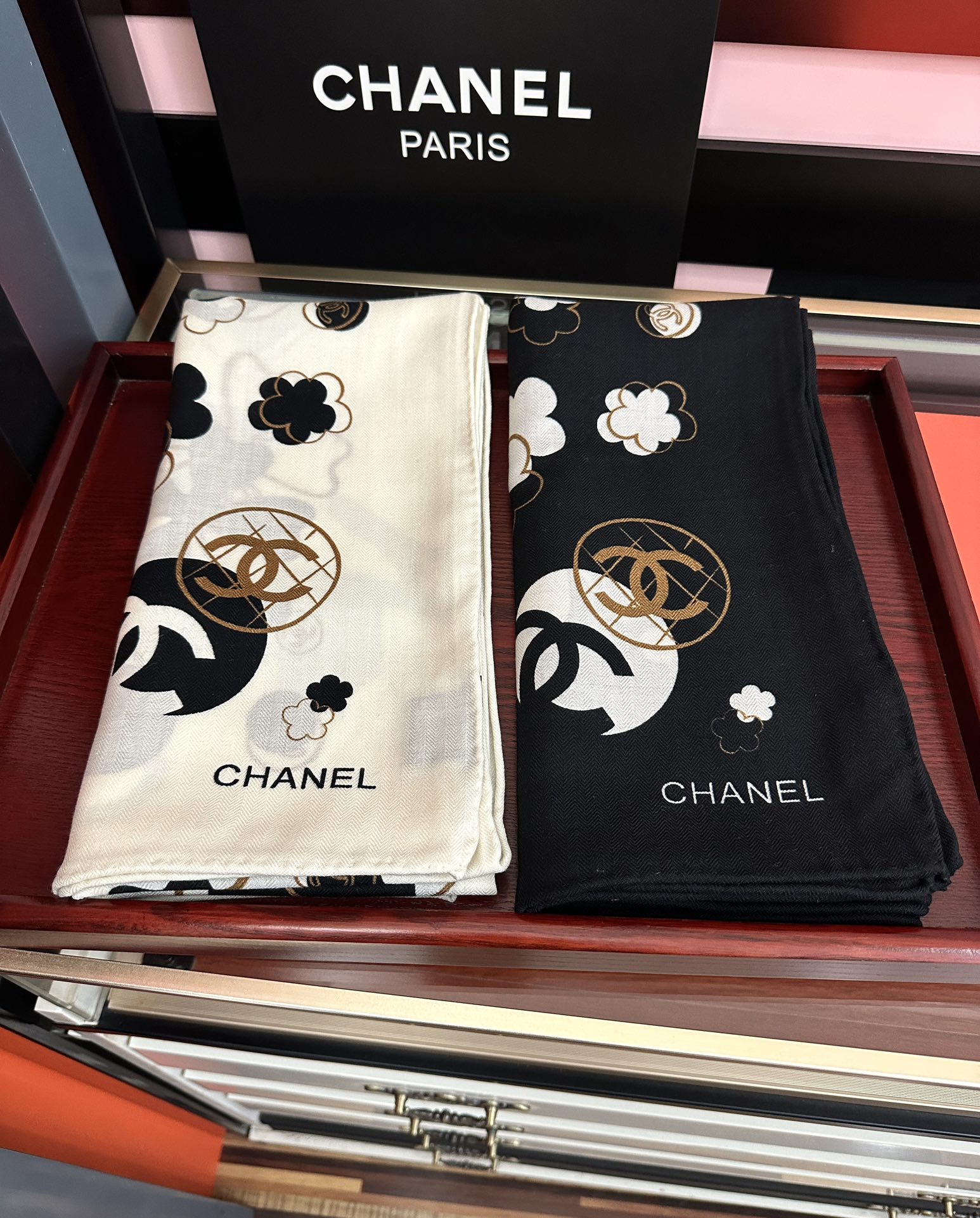 爆款❤️2025 香奈儿ZG同步 太美了 【双面同色】[發]经典茶花帽子🎩设计优雅风[礼物]~气质到骨子