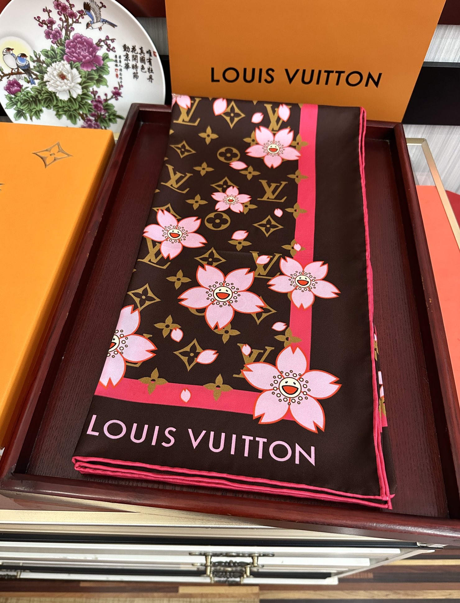 🔥高版本 LV官网同步【双面同色】太阳🌞花朵系列 太美了[庆祝]“L家”90典藏方巾通过别致的经典色彩向