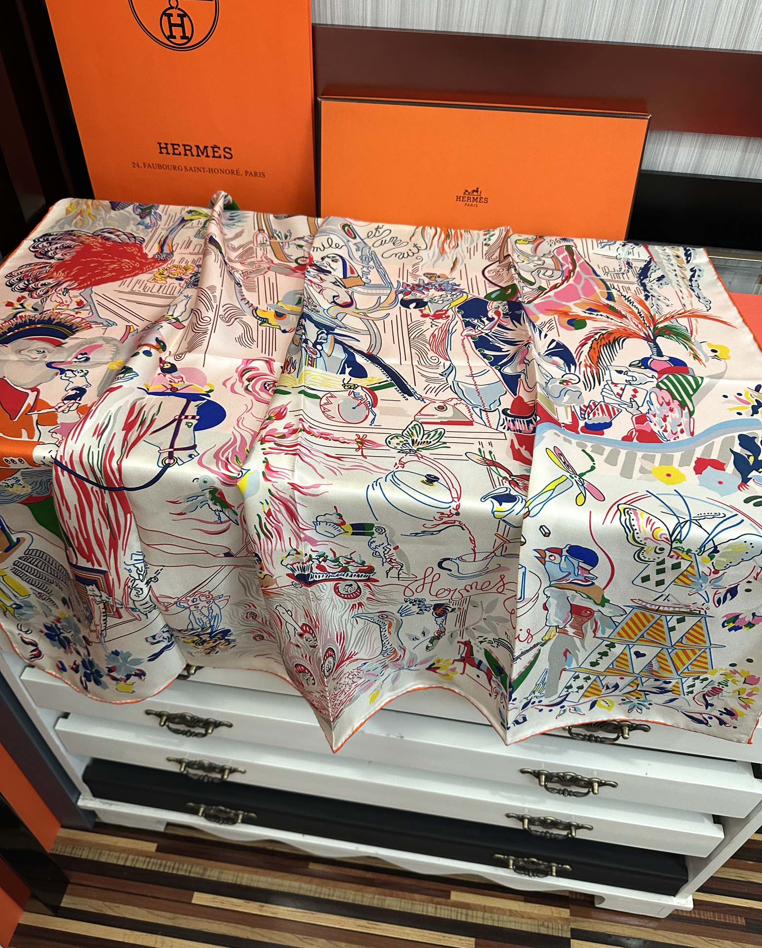 🔥高版本 爱马仕 官网同步【埃米尔奇幻之夜 】设计师：Virginie 夜幕降临在圣奥诺雷街（rue d